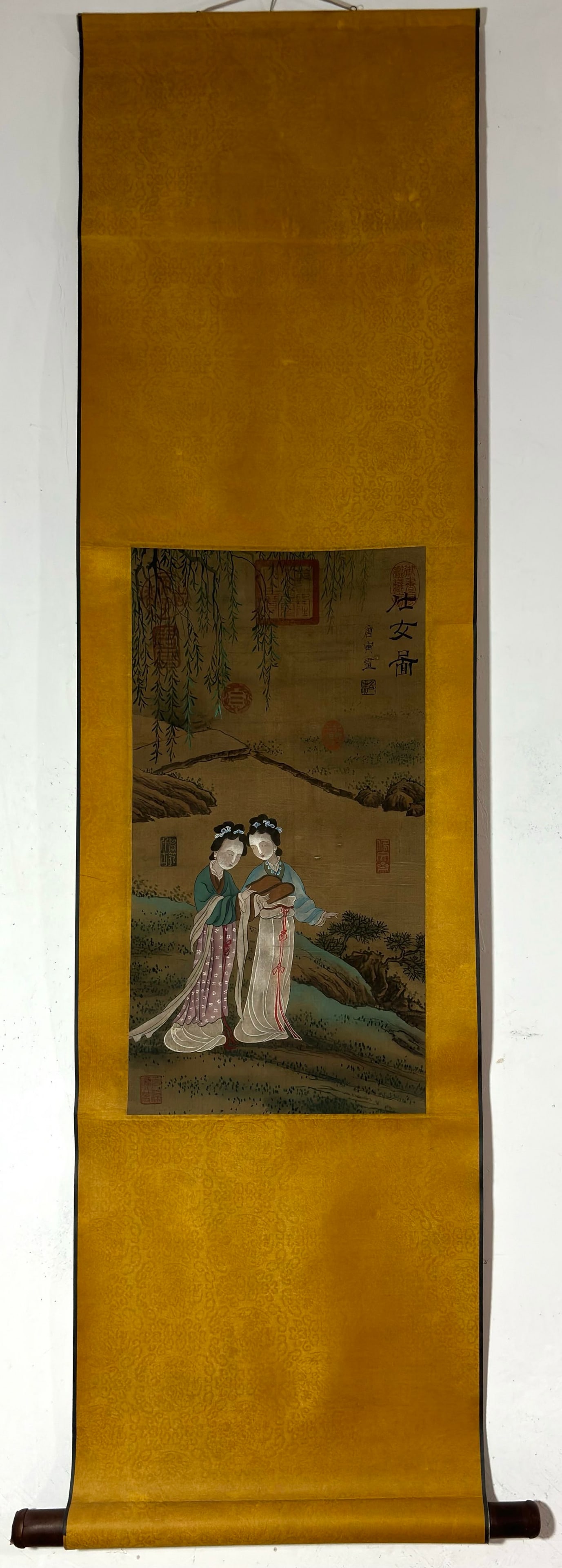A Chinese Vertical Scroll Ink Painting of Woman on Silk: A Chinese Vertical Scroll Ink Painting of Woman on Silk Tang yin Without frame Size:56cmx29.5cm (The Dimensions Of All Batches Are Manually Measured.If You Need More Detailed Information, Please Conta