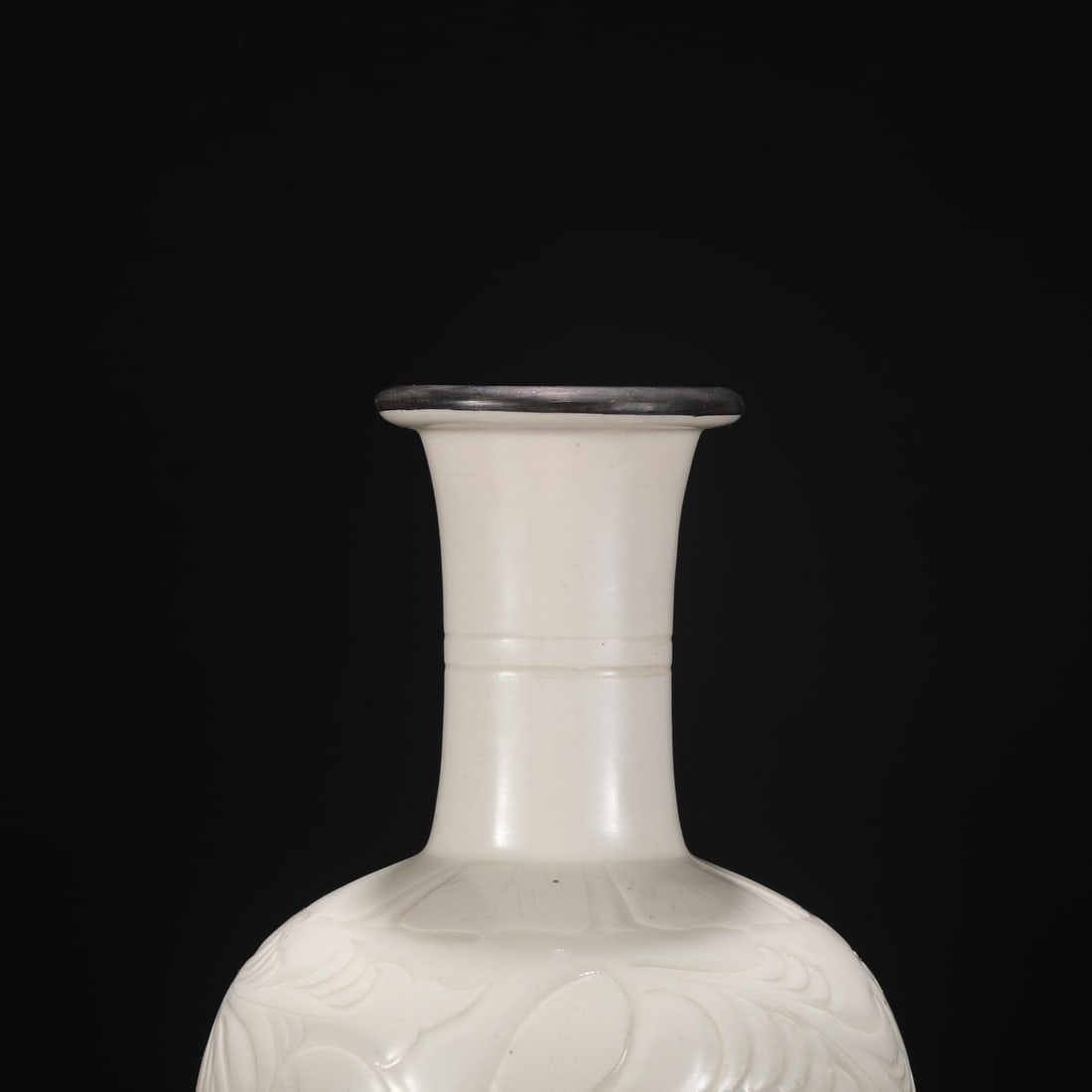 An Exquisite Ding yao Flower Pattern Vase - 3