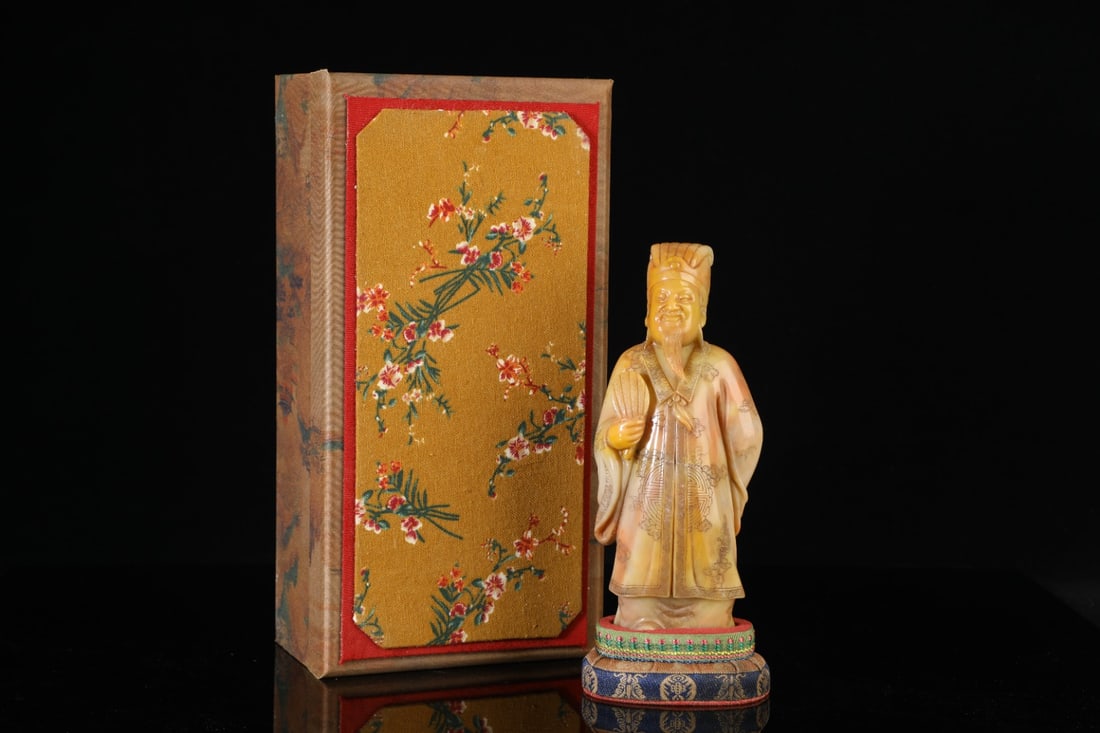 An Exquisite Shoushan Stone Figure Ornament: An Exquisite Shoushan Stone Figure Ornament Qing Dynasty, China Size:19cmx8cmx5cm Weight:846g (The Dimensions Of All Batches Are Manually Measured.If You Need More Detailed Information, Please