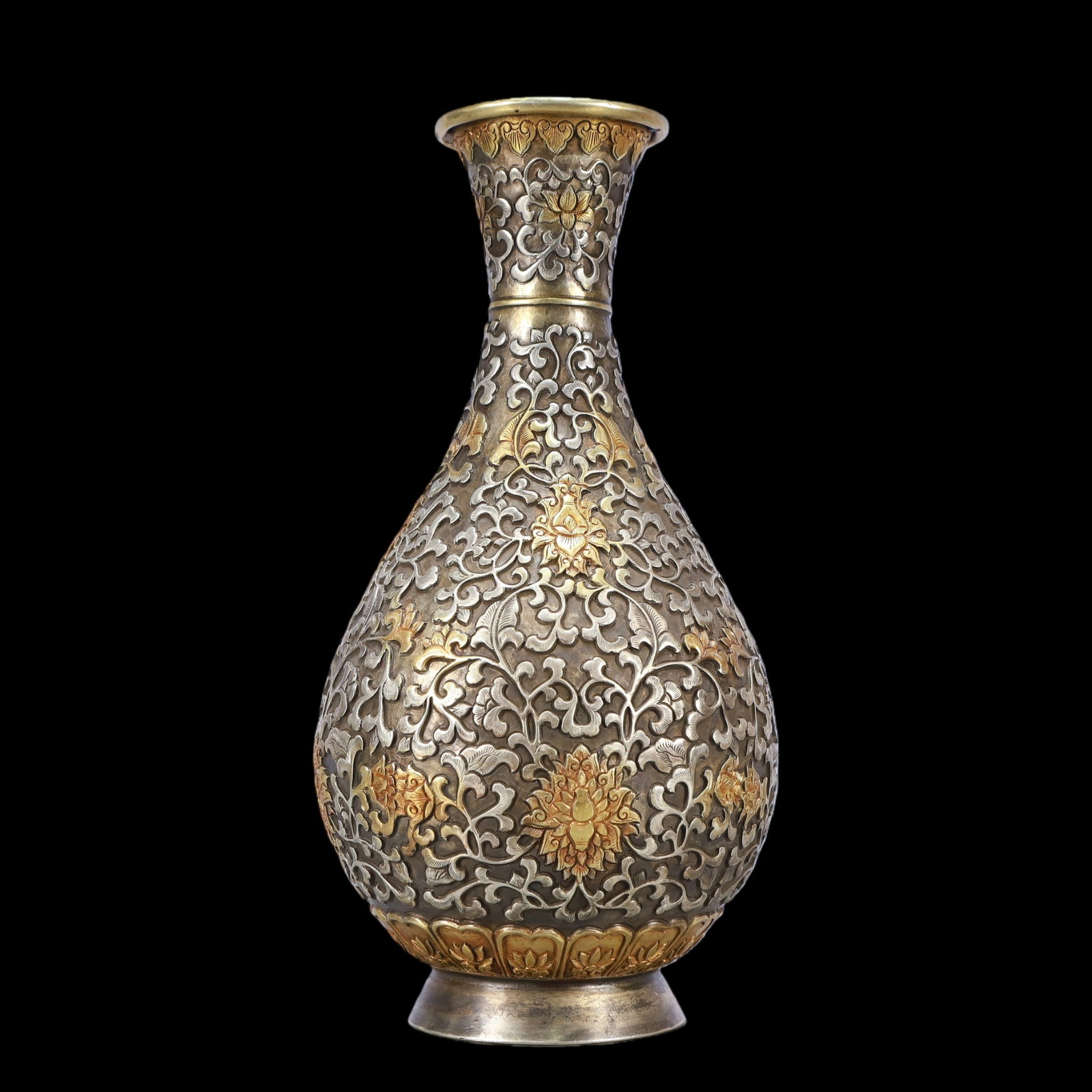 A Exquisite Gilt Silver Lotus Pattern Vase: A Exquisite Gilt Silver Lotus Pattern Vase Tang Dynasty, China Size:14.5cmx28cm Weight:1100g (The Dimensions Of All Batches Are Manually Measured.If You Need More Detailed Information, Please Contact 