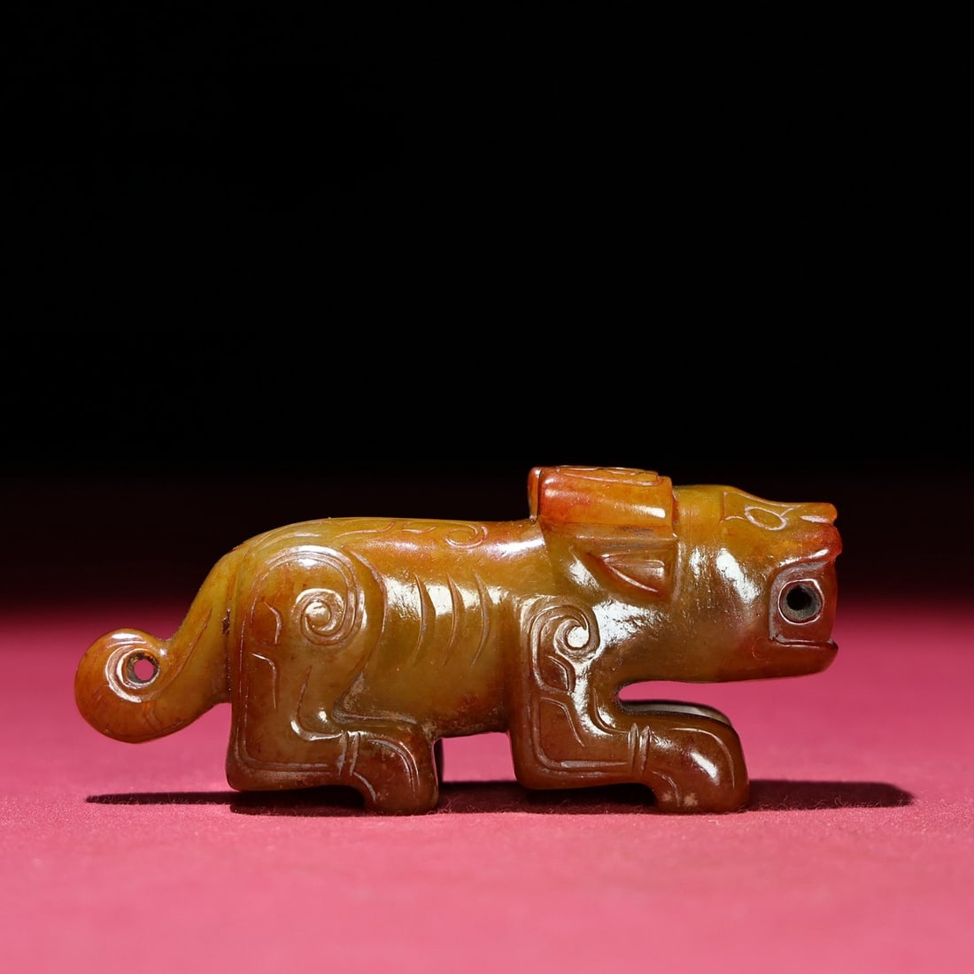 An Exquisite White Jade Tiger Hand Piece: An Exquisite White Jade Tiger Hand Piece Han Dynasty, China Size:8.3cmx3.6cmx2.8cm Weight:120g (The Dimensions Of All Batches Are Manually Measured.If You Need More Detailed Information, Please Contac