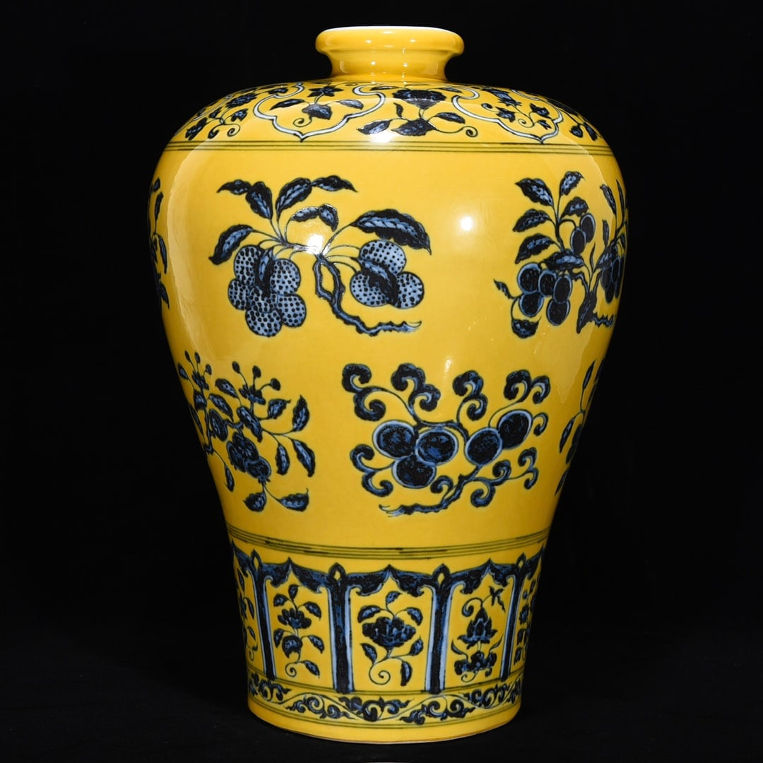 An Exquisite Blue and White Lotus Pattern Vase - 2