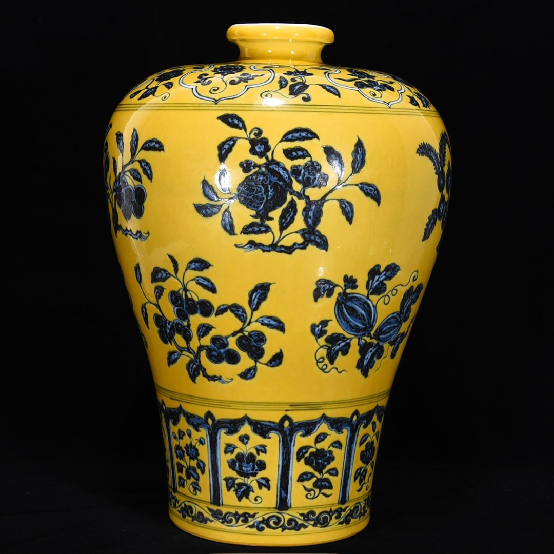 An Exquisite Blue and White Lotus Pattern Vase - 3