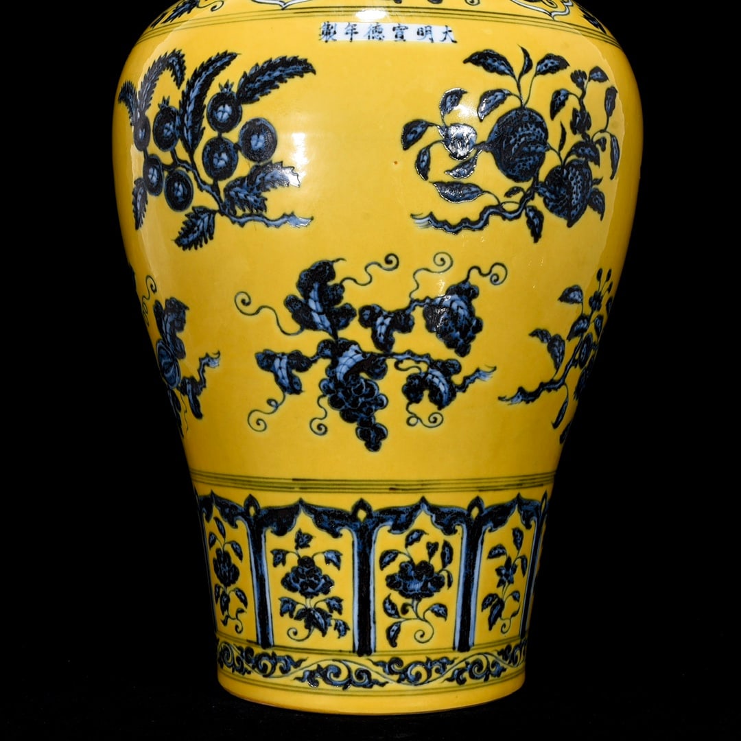 An Exquisite Blue and White Lotus Pattern Vase - 6