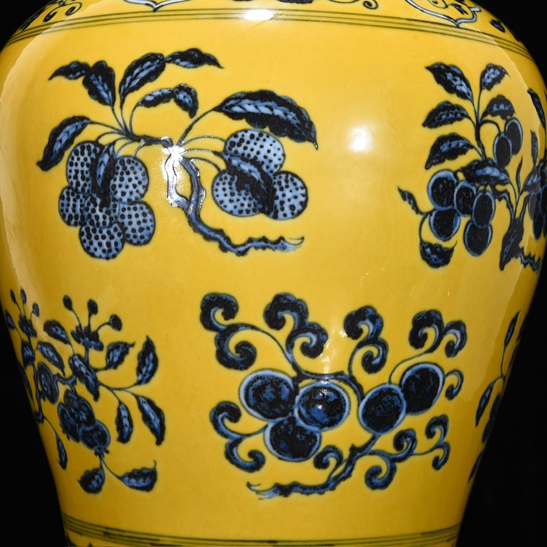 An Exquisite Blue and White Lotus Pattern Vase - 7