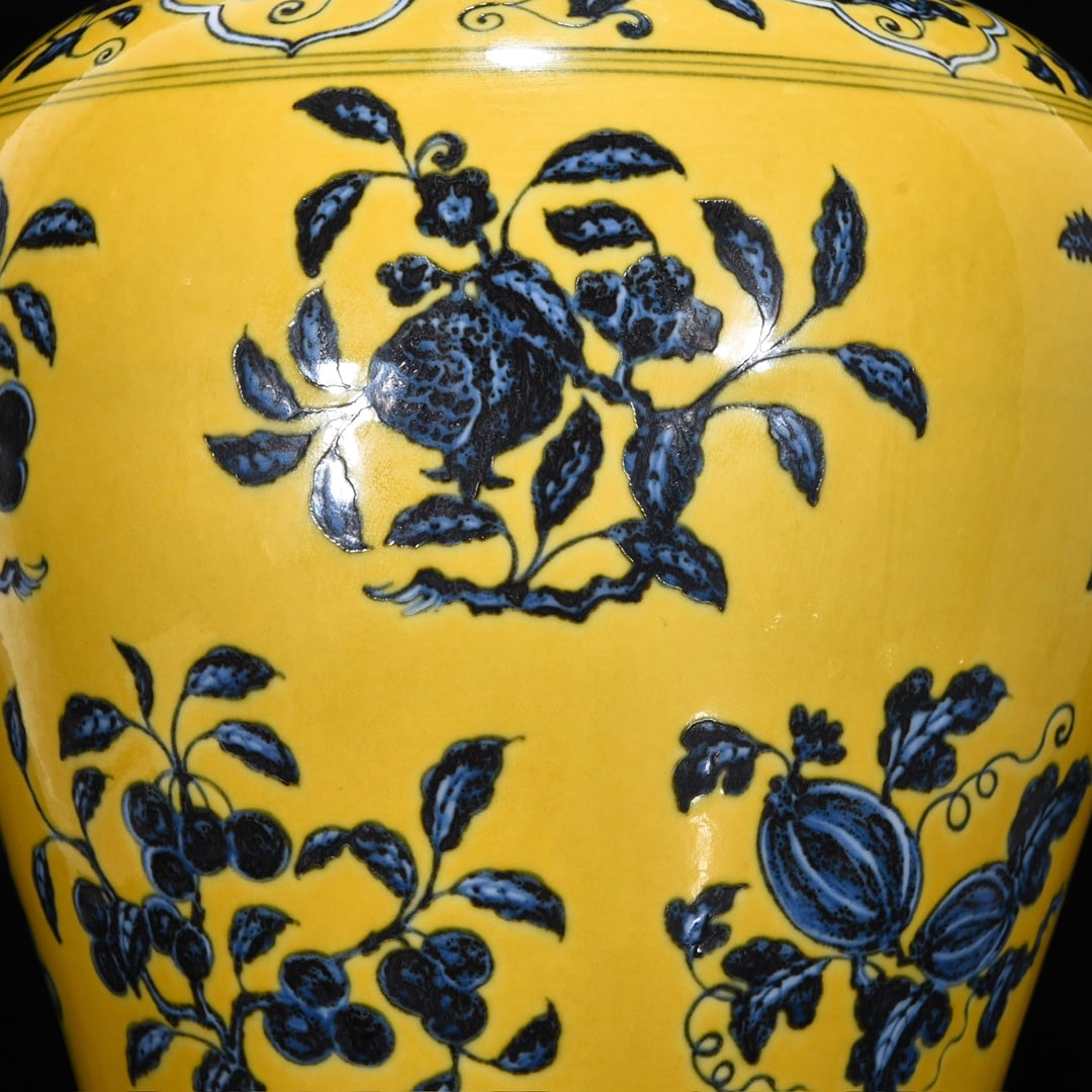 An Exquisite Blue and White Lotus Pattern Vase - 8