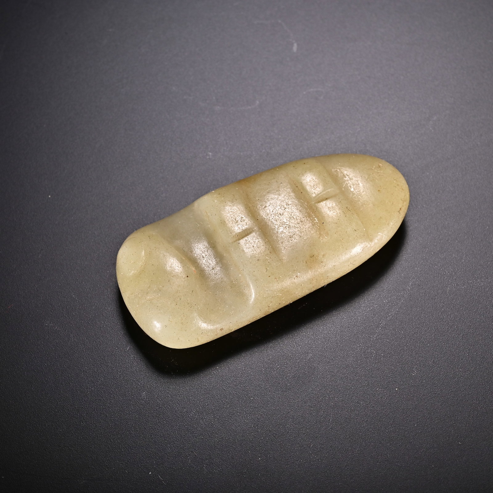 An Exquisite White Jade Ornament - 3