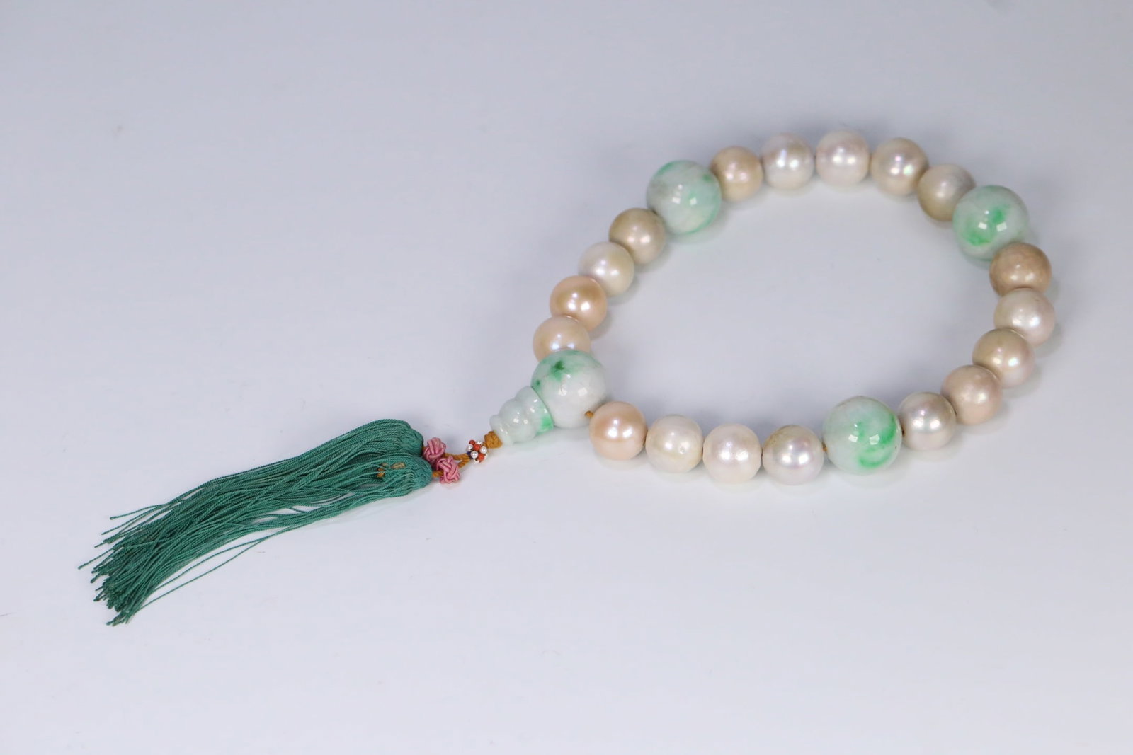 An Exquisite Jadeite Bracelets: An Exquisite Jadeite Bracelets Qing Dynasty, China Size:2.0cm Size:2.5cm Weight:293.8g (The Dimensions Of All Batches Are Manually Measured.If You Need More Detailed Information, Please Contact Our