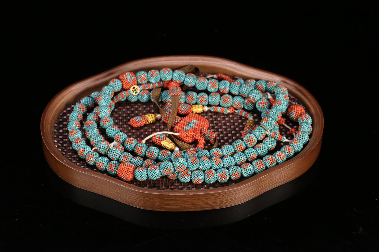 An Exquisite Eaglewood Inlaid Gems Bracelets: An Exquisite Eaglewood Inlaid Gems Bracelets Qing Dynasty, China Size:1.4cm Weight:223.3g (The Dimensions Of All Batches Are Manually Measured.If You Need More Detailed Information, Please Contact