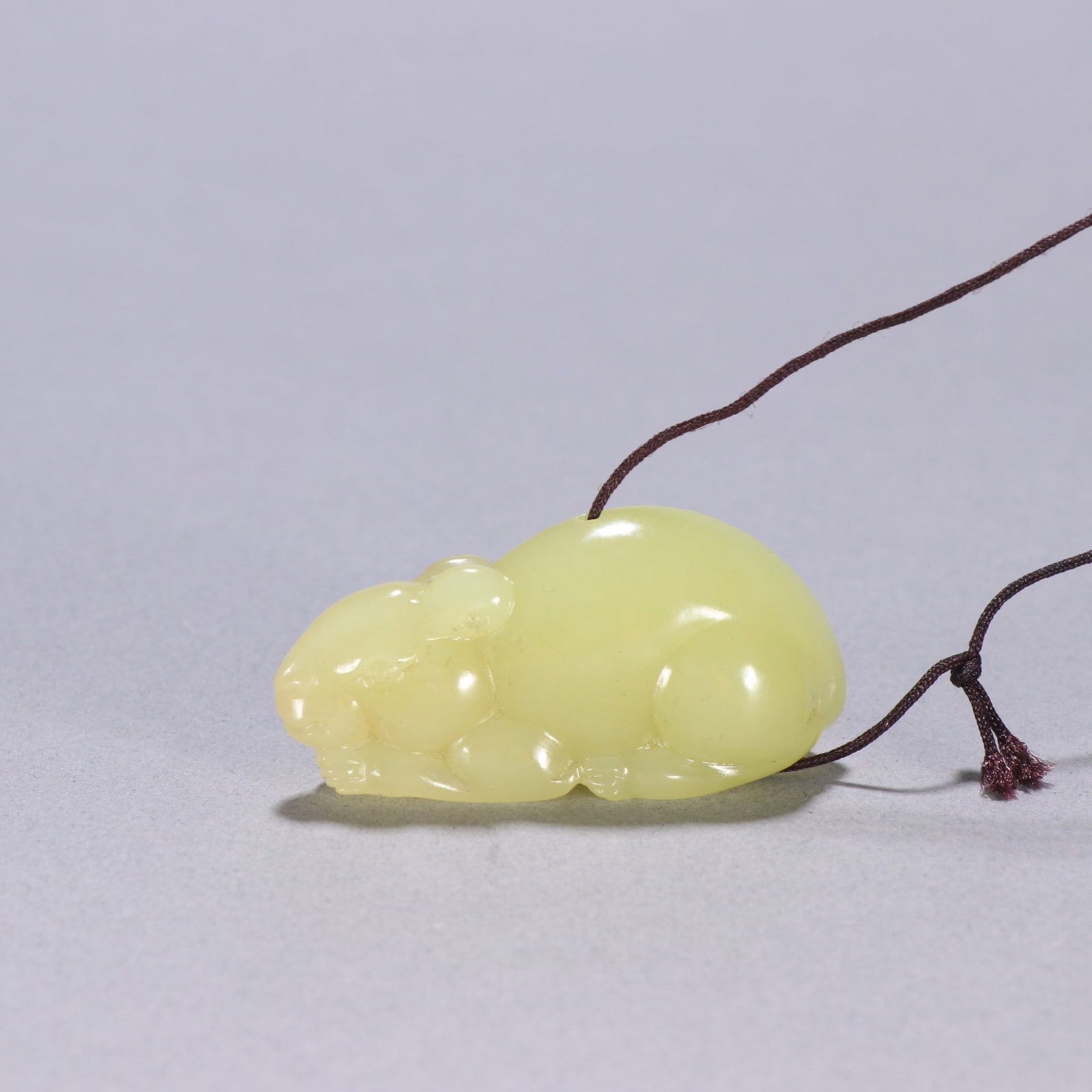 An Exquisite Yellow Jade Rabbit Pendant: An Exquisite Yellow Jade Rabbit Pendant Qing Dynasty, China Size:2.5cmx5cm Weight:30.6g (The Dimensions Of All Batches Are Manually Measured.If You Need More Detailed Information, Please Contact Our