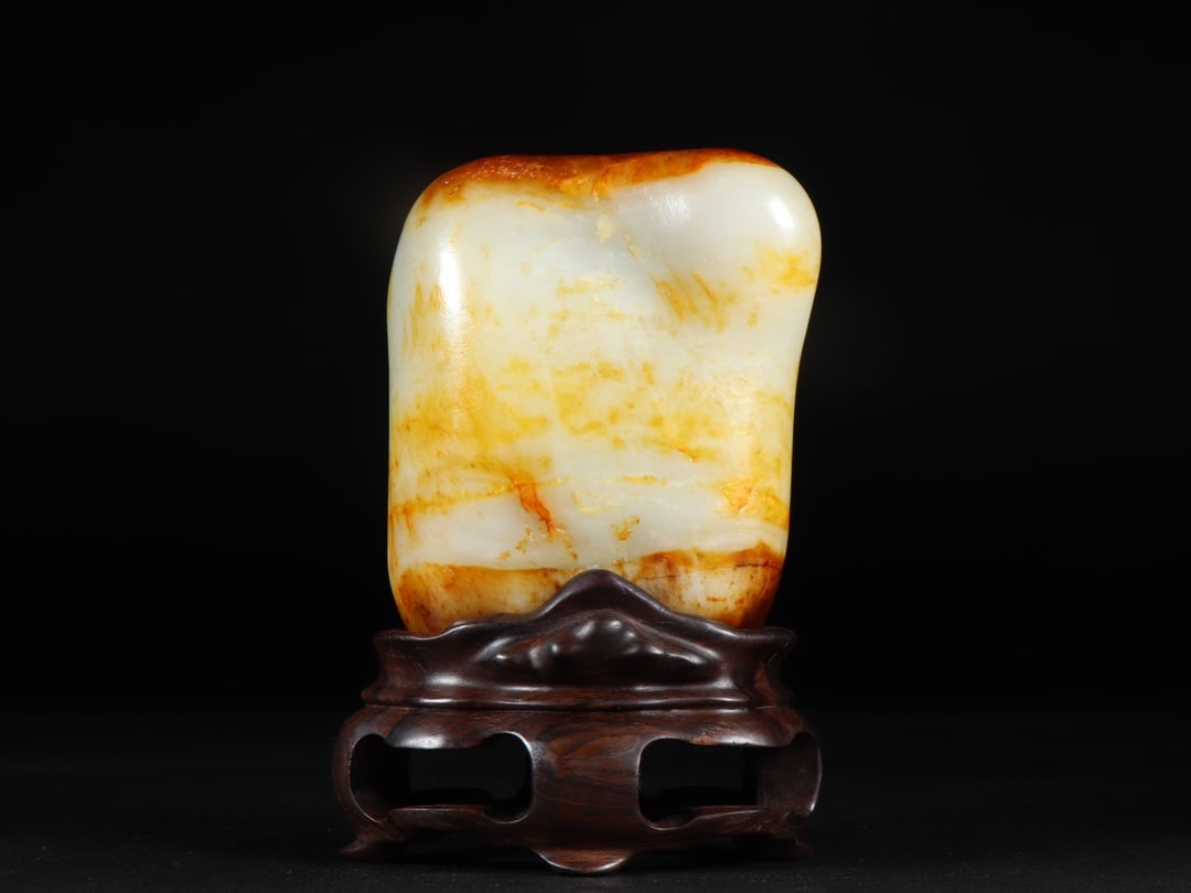 An Exquisite White Jade Ornament (1 of 9)