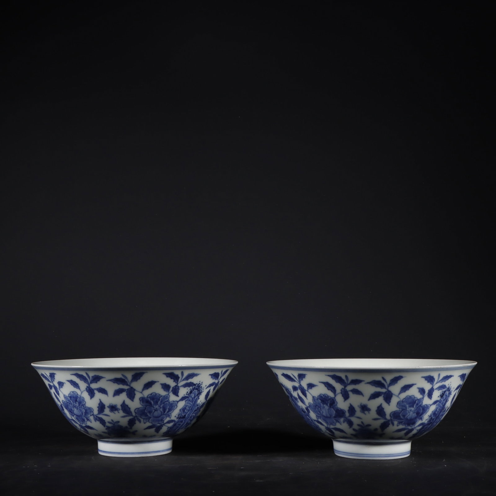 A Pair of Exquisite Blue and White Flower Pattern Bowl: A Pair of Exquisite Blue and White Flower Pattern Bowl Ming Dynasty, China Chenghua Six-character Mark Size:6.8cmx15.6cm (The Dimensions Of All Batches Are Manually Measured.If You Need More Detailed 