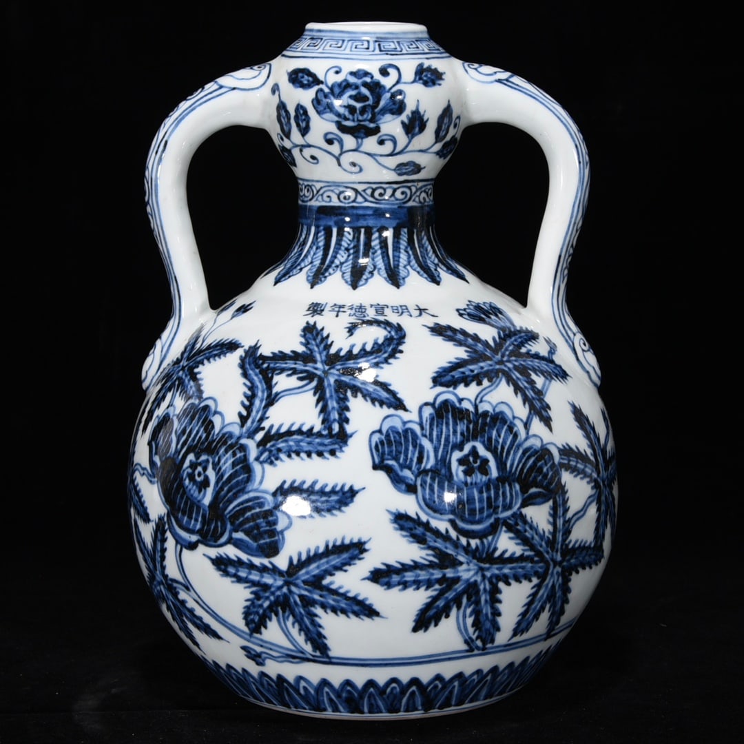 An Exquisite Blue and White Flower Pattern Double-Ears: An Exquisite Blue and White Flower Pattern Double-Ears Ming Dynasty, China Xuande Six-character Mark Size:26cmx18cm (The Dimensions Of All Batches Are Manually Measured.If You Need More Detailed