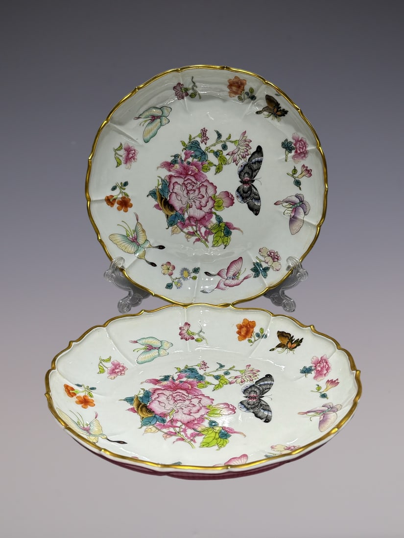 An Exquisite Famille-Rose Painted Gold Flower and Butterfly Pattern Plate: An Exquisite Famille-Rose Painted Gold Flower and Butterfly Pattern Plate Qing Dynasty, China Yongzheng Six-character Mark Size:4.1cmx21.3cm (The Dimensions Of All Batches Are Manually Measured.If You