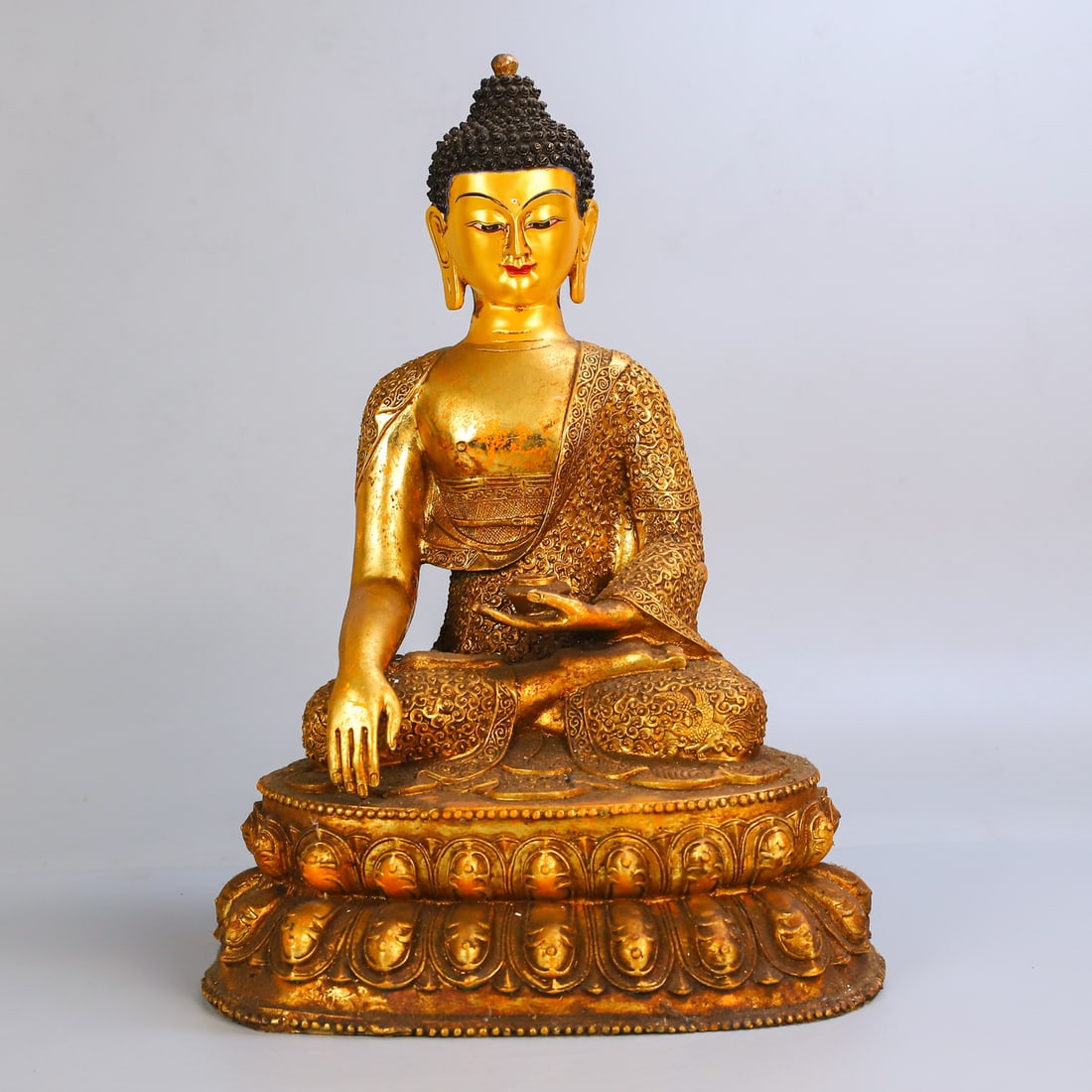 An Exquisite Gilt Bronze Painted Color Buddha Statue: An Exquisite Gilt Bronze Painted Color Buddha Statue Qing Dynasty, China Size:45cmx32cm Weight:6995g (The Dimensions Of All Batches Are Manually Measured.If You Need More Detailed Information, Please