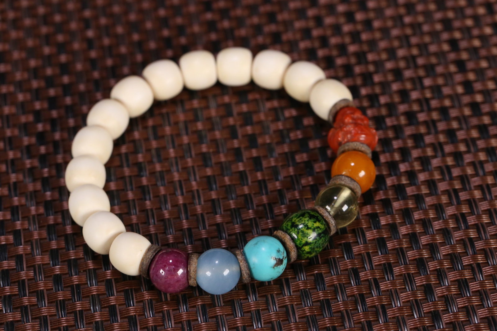 An Exquisite Gems Bracelets: An Exquisite Gems Bracelets Qing Dynasty, China Size:1.1cm Weight:28.5g (The Dimensions Of All Batches Are Manually Measured.If You Need More Detailed Information, Please Contact Our Customer Service