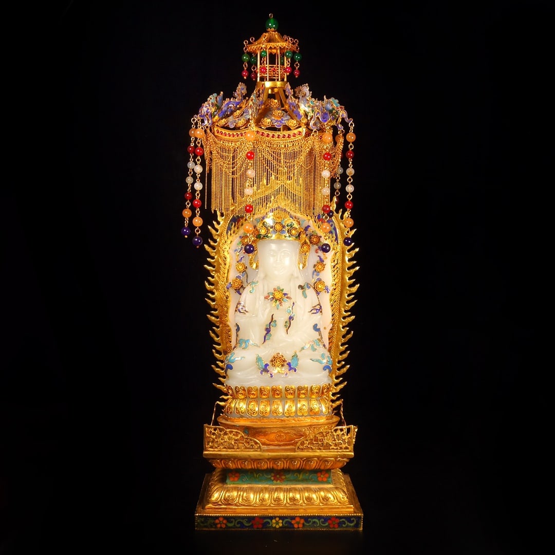 An Exquisite Gilt Bronze Inlaid White Jade Statue of Avalokitesvara Ornament: An Exquisite Gilt Bronze Inlaid White Jade Statue of Avalokitesvara Ornament Qing Dynasty, China Qianlong Four-character Mark Size:65cmx20cm Weight:7377g (The Dimensions Of All Batches Are Manually