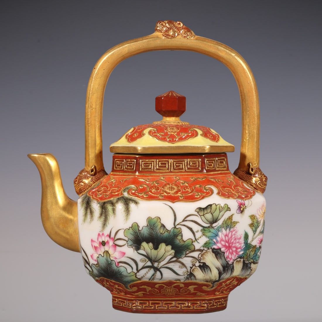 An Exquisite Enamel Iron-Red Painted Gold Flower Pattern Ewer: An Exquisite Enamel Iron-Red Painted Gold Flower Pattern Ewer Qing Dynasty, China Qianlong Six-character Mark Size:14cmx9cm (The Dimensions Of All Batches Are Manually Measured.If You Need More Detail