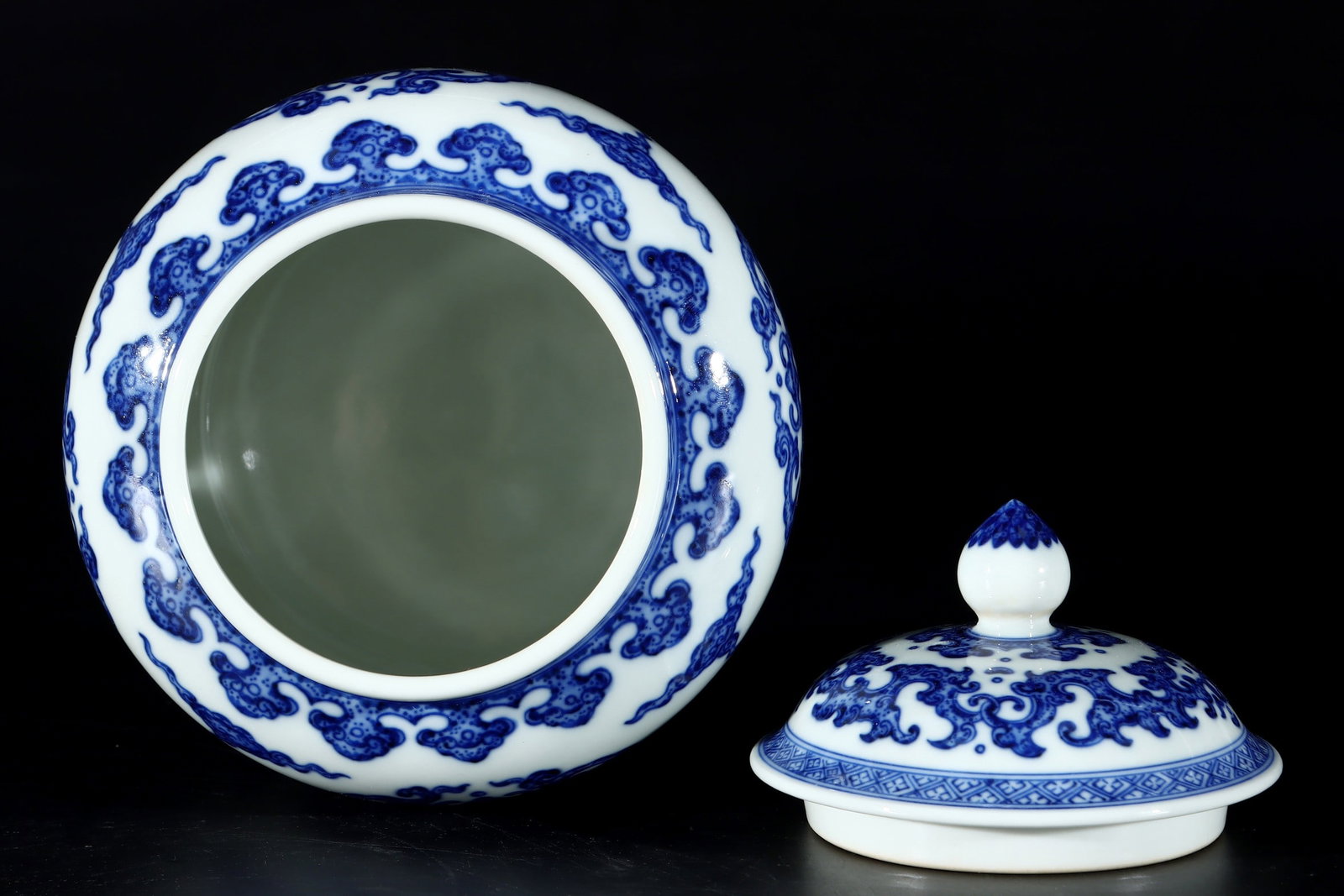 An Exquisite Blue and White Dragon Pattern Tea Caddy ? - 7