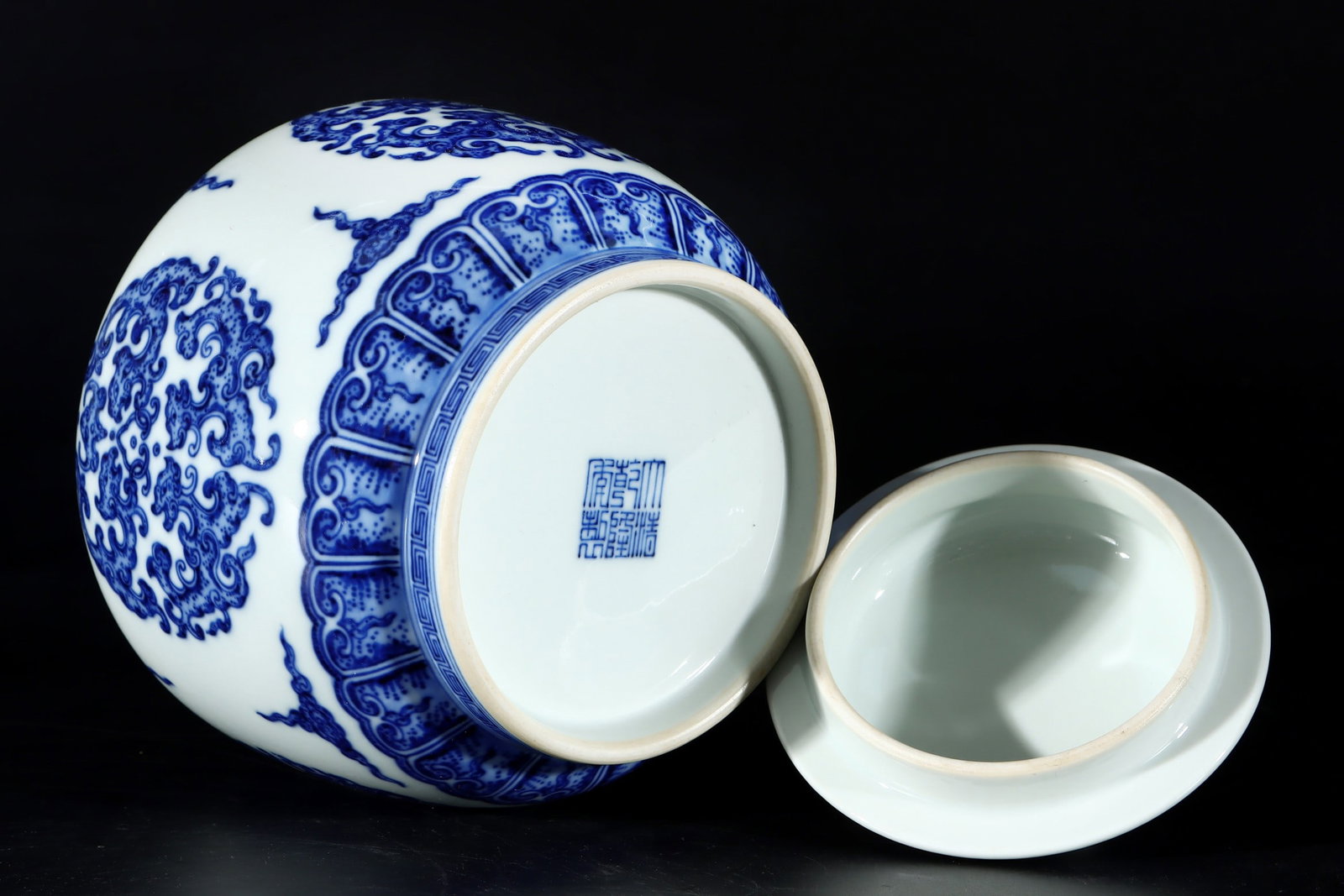 An Exquisite Blue and White Dragon Pattern Tea Caddy ? - 8