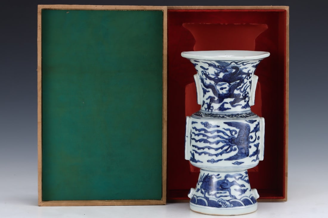An Exquisite Blue and White Dragon and Phoenix Pattern Seawater Pattern Vase: An Exquisite Blue and White Dragon and Phoenix Pattern Seawater Pattern Vase Ming Dynasty, China Wanli Six-character Mark Size:25.5cmx14.5cm (The Dimensions Of All Batches Are Manually Measured.If
