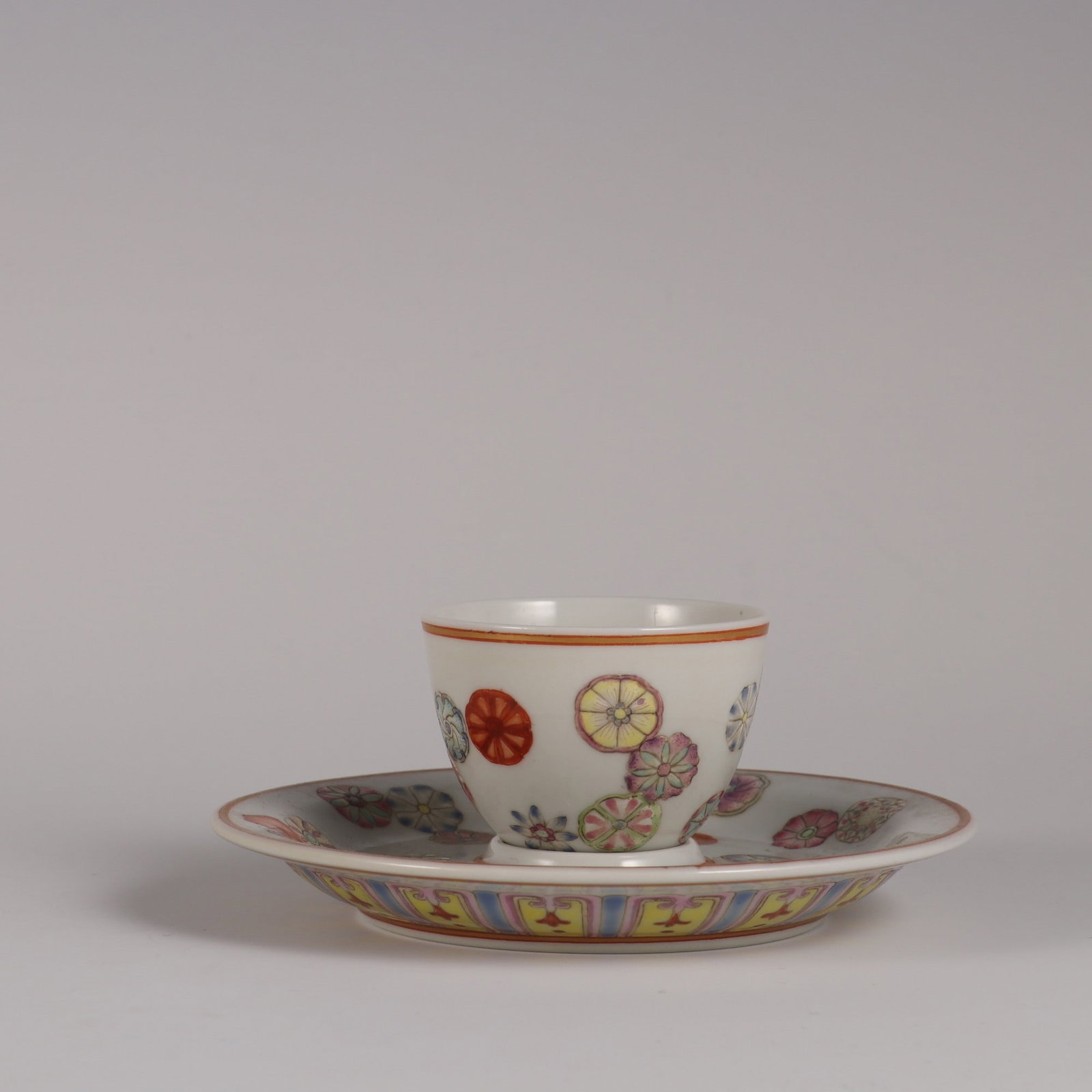 An Exquisite Famille-Rose Flower Pattern Cup: An Exquisite Famille-Rose Flower Pattern Cup Qing Dynasty, China Qianlong Six-character Mark Size:5.5cmx12.2cm (The Dimensions Of All Batches Are Manually Measured.If You Need More Detailed