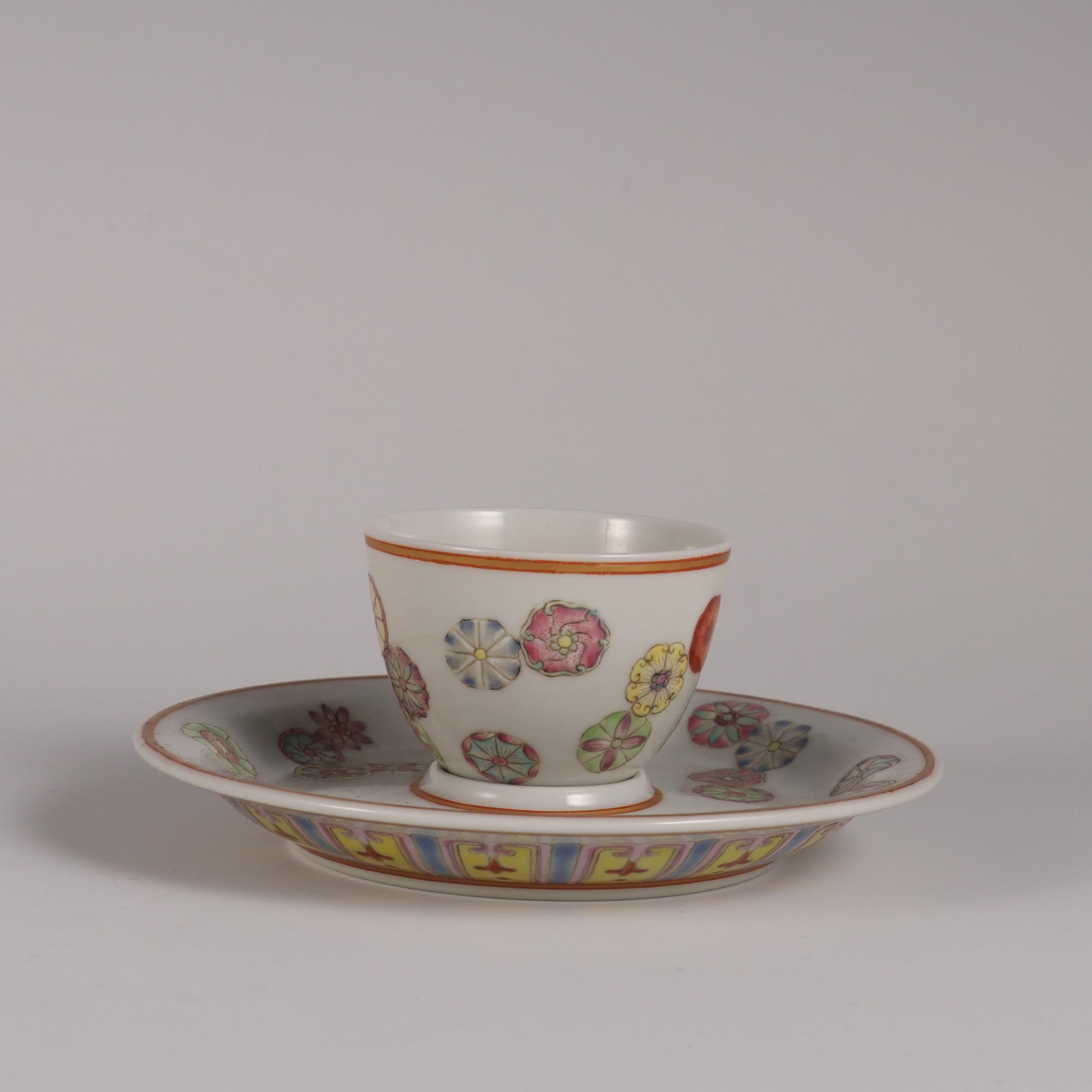 An Exquisite Famille-Rose Flower Pattern Cup - 2