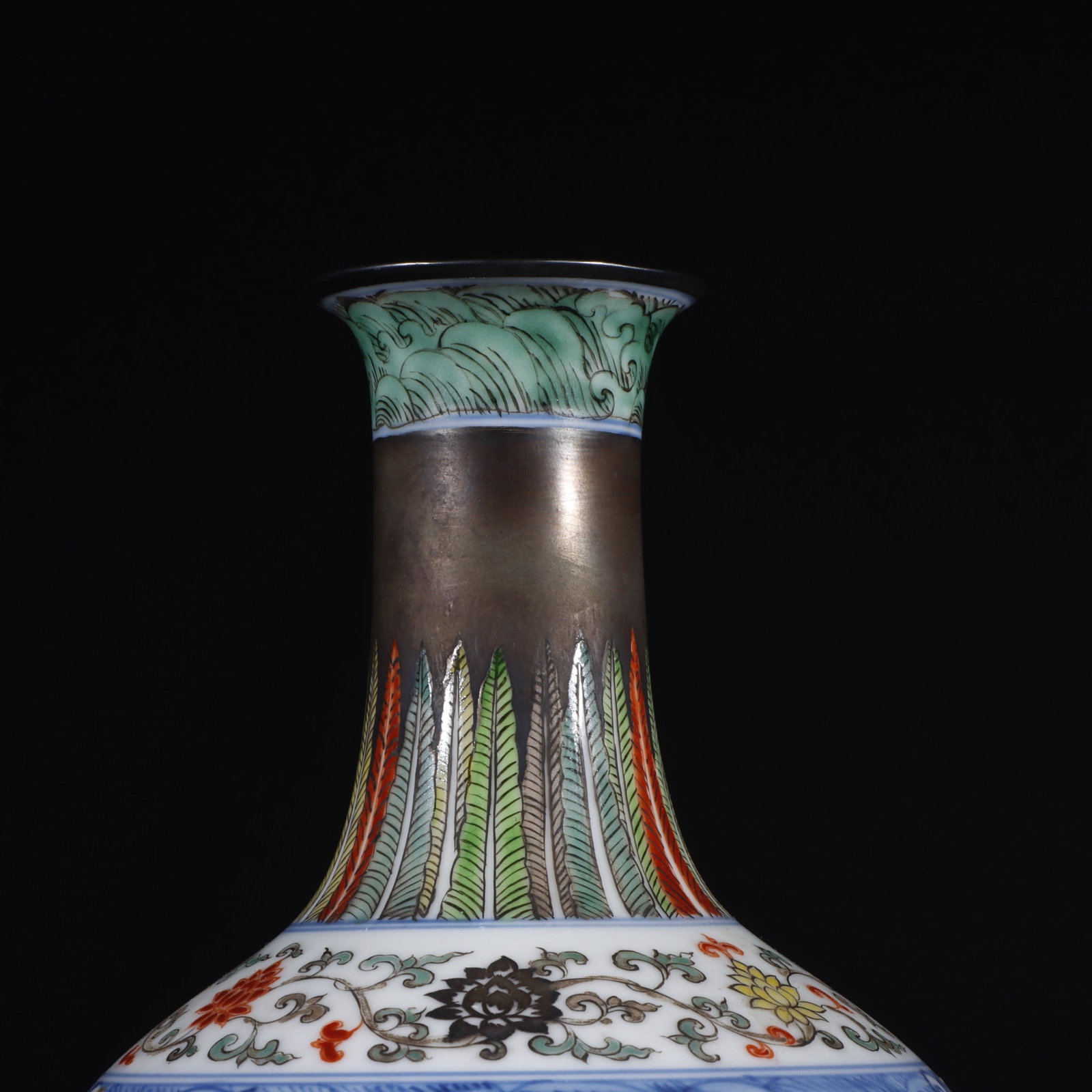 An Exquisite Doucai Dragon Pattern Lotus Pattern Seawater Pattern Vase - 2