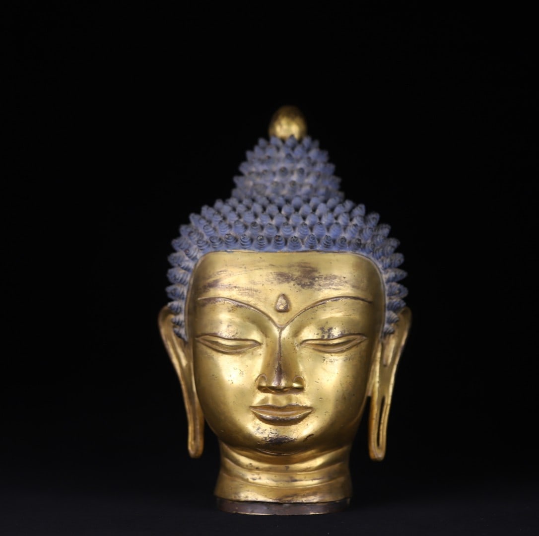An Exquisite Gilt Bronze Buddha head: An Exquisite Gilt Bronze Buddha head Qing Dynasty, China Size:31cmx15cm Weight:7.5kg (The Dimensions Of All Batches Are Manually Measured.If You Need More Detailed Information, Please Contact Our