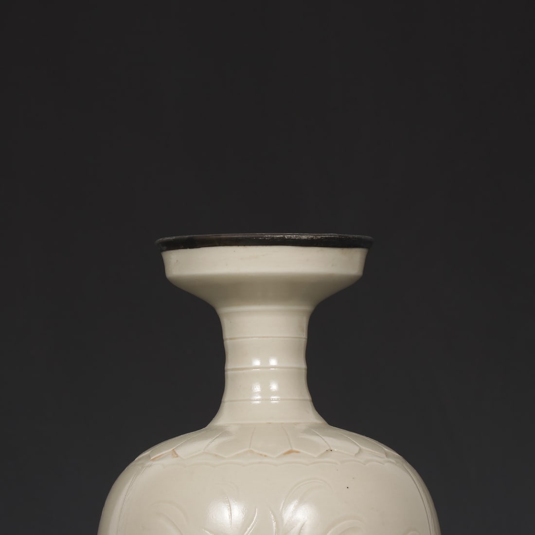 An Exquisite Ding yao Flower Pattern Vase - 3
