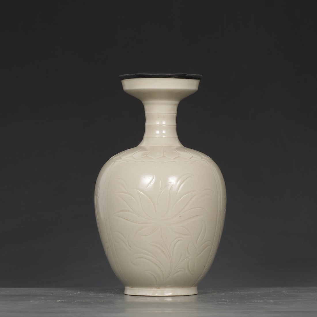 An Exquisite Ding yao Flower Pattern Vase - 4