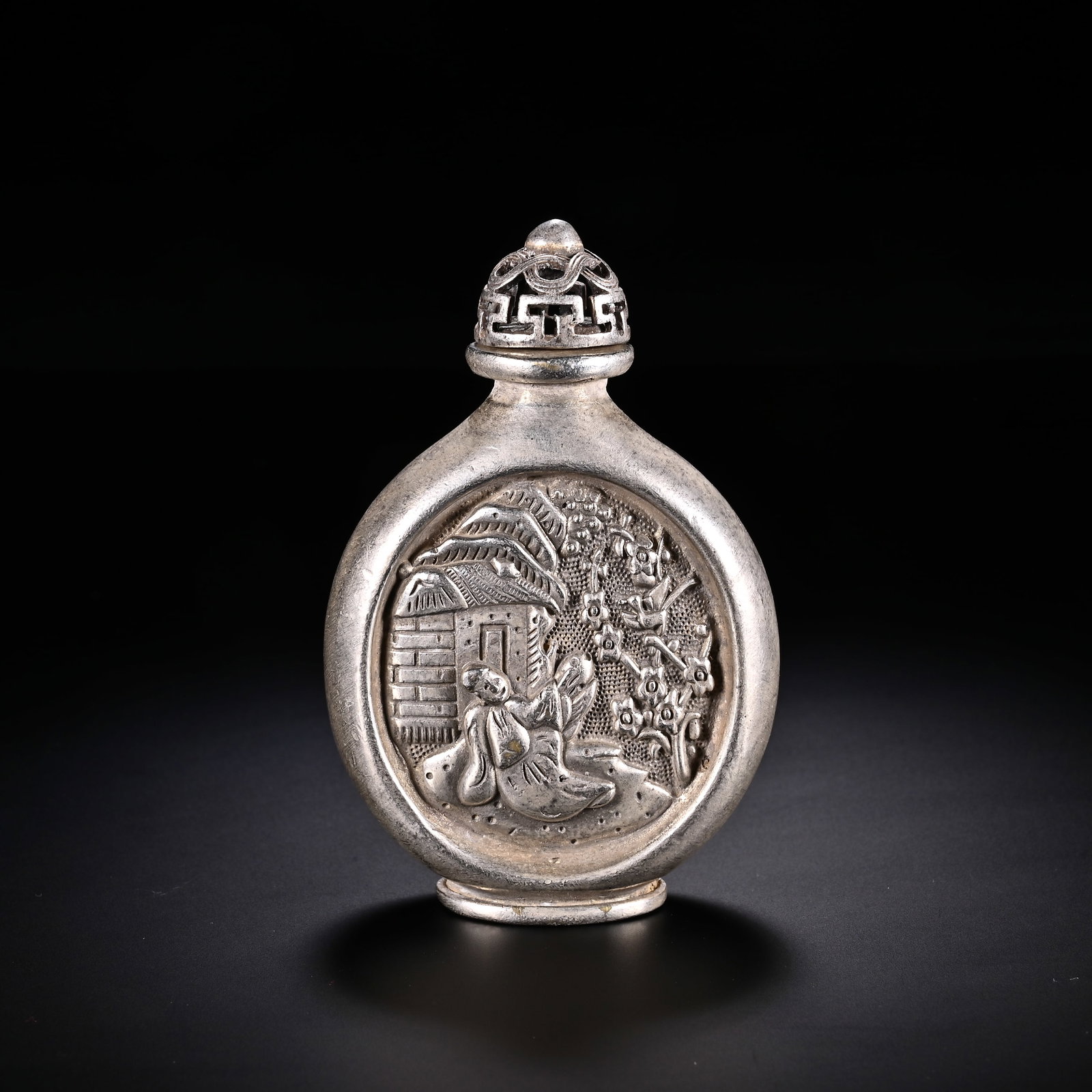 An Exquisite Silver Bronze Character and Story Pattern Snuff Bottle: An Exquisite Silver Bronze Character and Story Pattern Snuff Bottle Qing Dynasty, China Xuantong Four-character Mark Size:8.3cmx5.1cm Weight:169g (The Dimensions Of All Batches Are Manually
