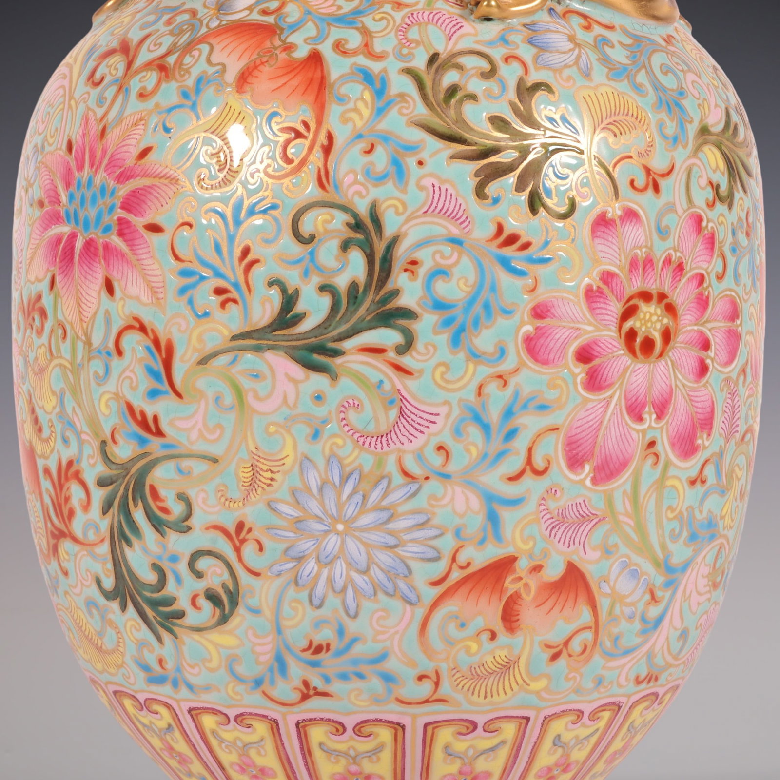 An Exquisite Enamel Painted Gold Lotus Pattern Dragon Pattern Vase - 3