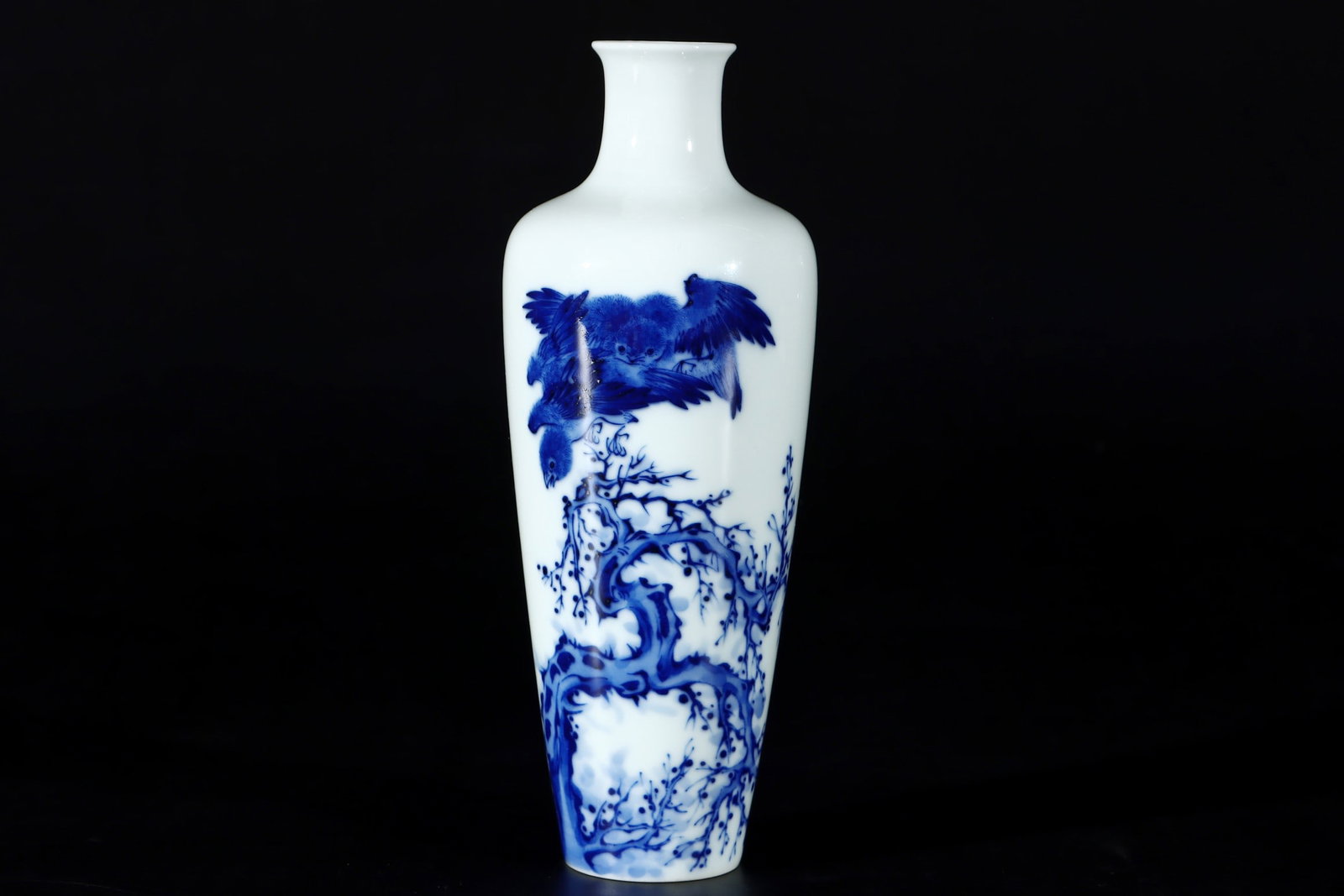 An Exquisite Blue and White Flower and Bird Pattern Vase ?: An Exquisite Blue and White Flower and Bird Pattern Vase ?Qing Dynasty, China Size:17.8cmx7cm (The Dimensions Of All Batches Are Manually Measured.If You Need More Detailed Information, Please