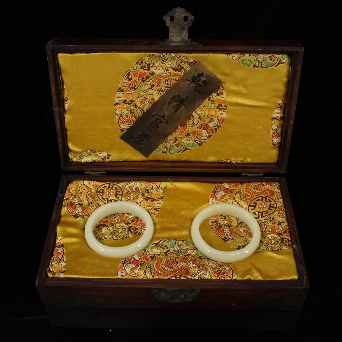 A Pair of Exquisite White Jade Bracelets: A Pair of Exquisite White Jade Bracelets Qing Dynasty, China Size:20cmx8cm Weight:1058g (The Dimensions Of All Batches Are Manually Measured.If You Need More Detailed Information, Please Contact Our C
