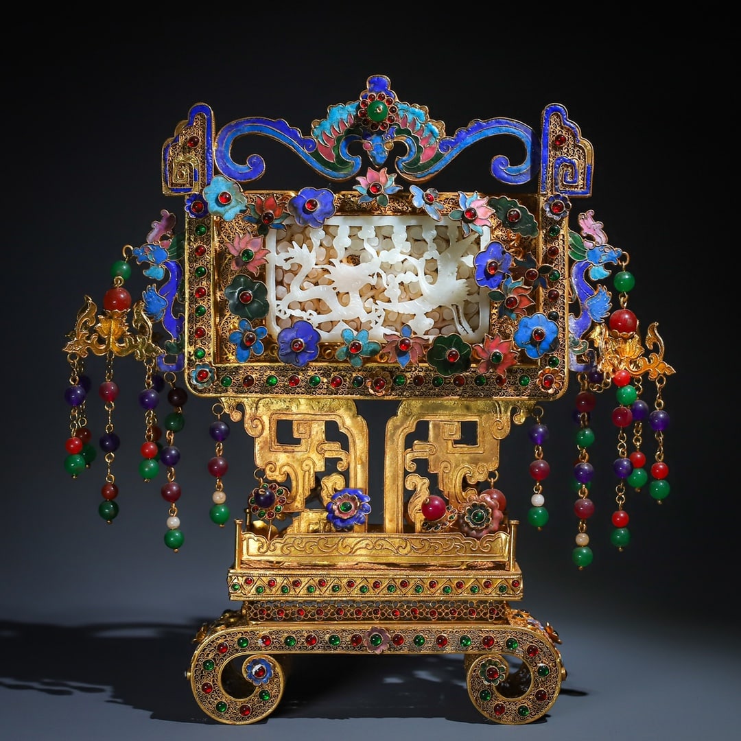 An Exquisite Gilt Bronze Inlaid White Jade Dragon Pattern Screen: An Exquisite Gilt Bronze Inlaid White Jade Dragon Pattern Screen Qing Dynasty, China Qianlong Four-character Mark Size:32cmx30cm Weight:1253g (The Dimensions Of All Batches Are Manually Measured.If Yo