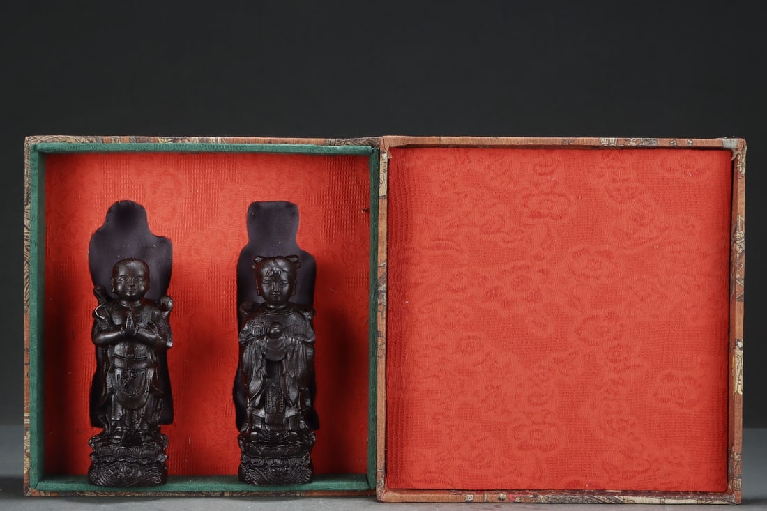 A Pair of Exquisite Eaglewood Figure Ornament: A Pair of Exquisite Eaglewood Figure Ornament Qing Dynasty, China Qianlong Six-character Mark Size:6.3cmx4.7cmx17.8cm (The Dimensions Of All Batches Are Manually Measured.If You Need More Detailed