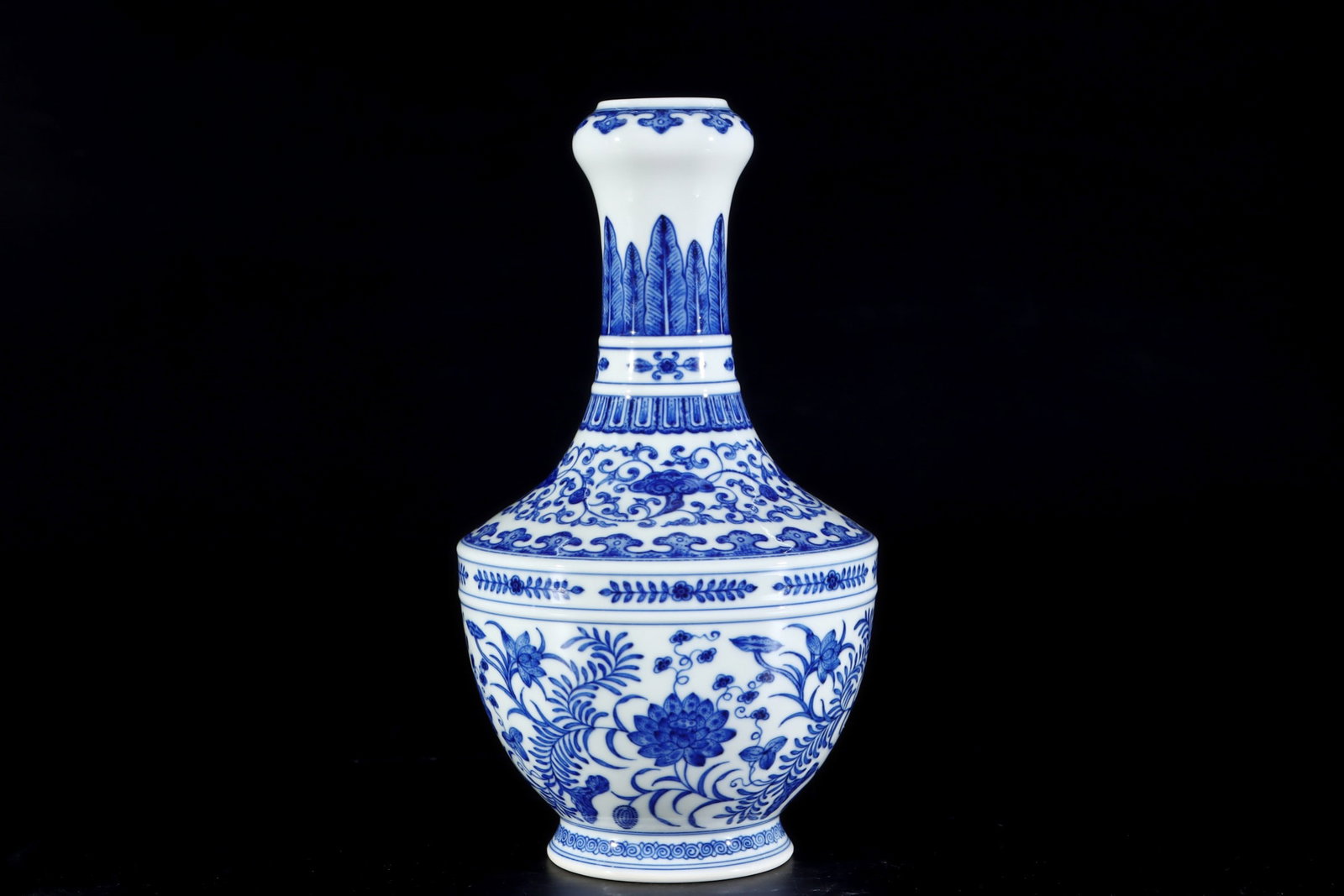 An Exquisite Blue and White Lotus Pattern Vase: An Exquisite Blue and White Lotus Pattern Vase Qing Dynasty, China Qianlong Six-character Mark Size:27cmx14.3cm (The Dimensions Of All Batches Are Manually Measured.If You Need More Detailed