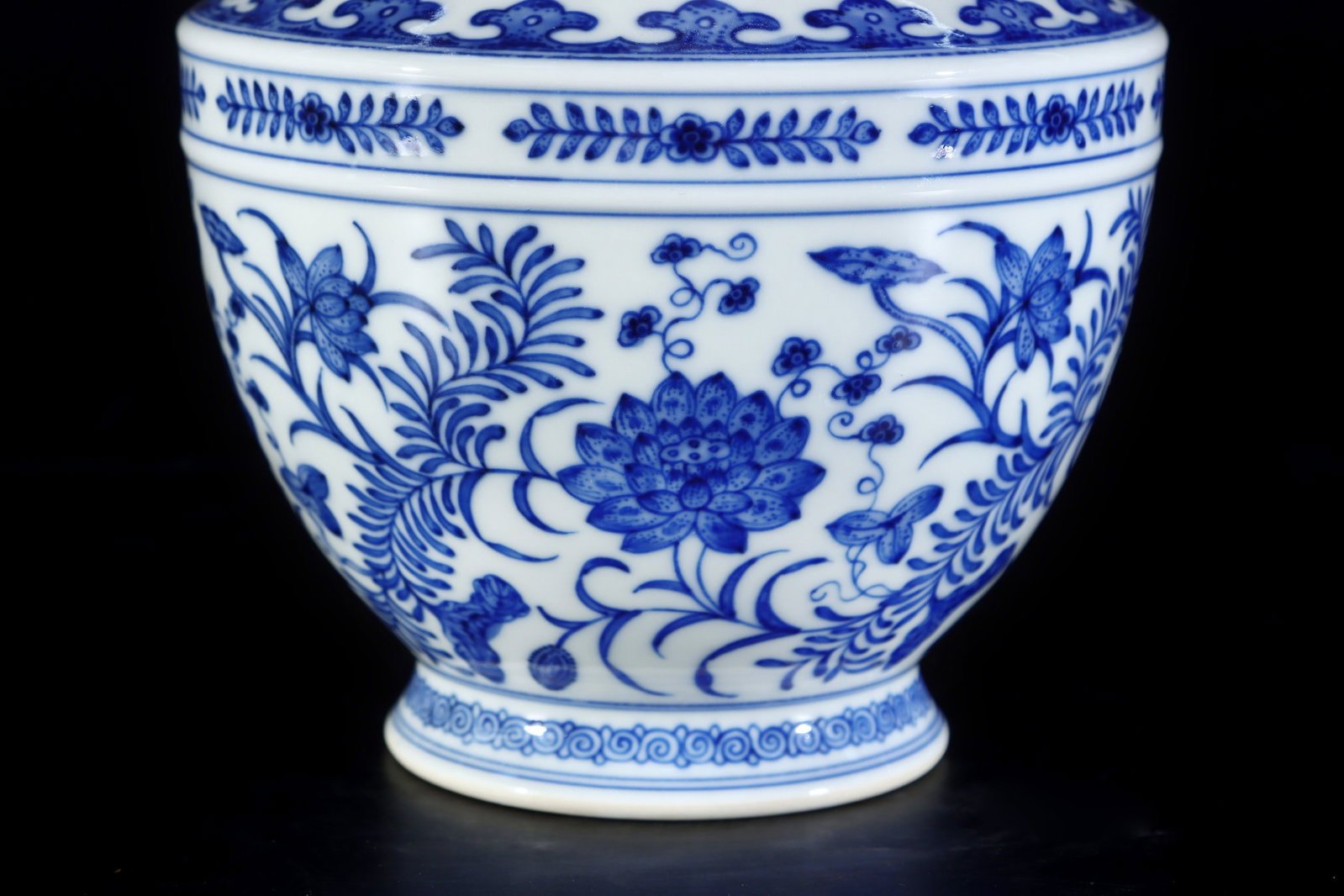An Exquisite Blue and White Lotus Pattern Vase - 2