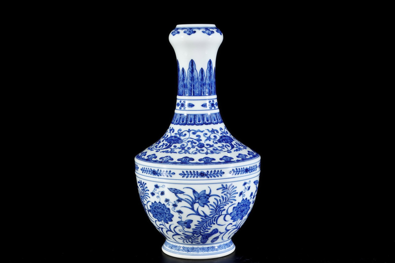 An Exquisite Blue and White Lotus Pattern Vase - 3