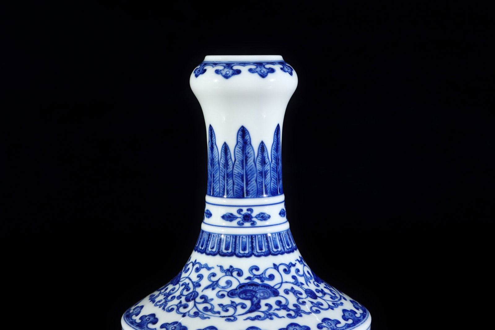 An Exquisite Blue and White Lotus Pattern Vase - 4