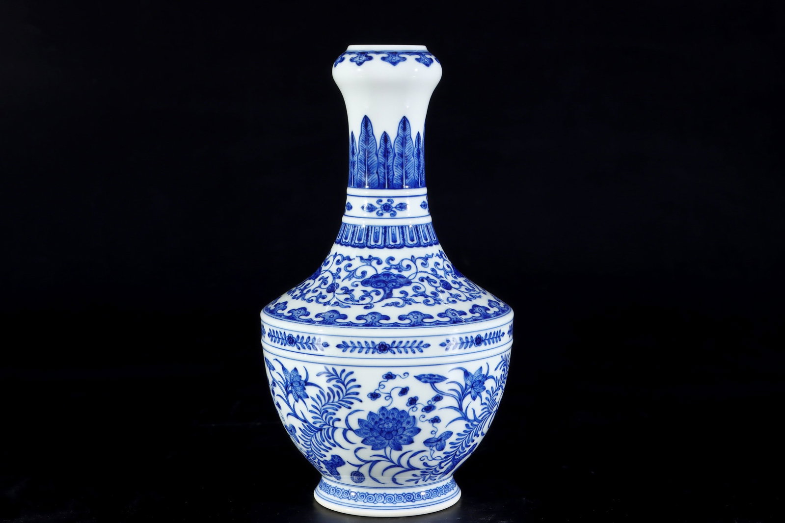 An Exquisite Blue and White Lotus Pattern Vase - 5