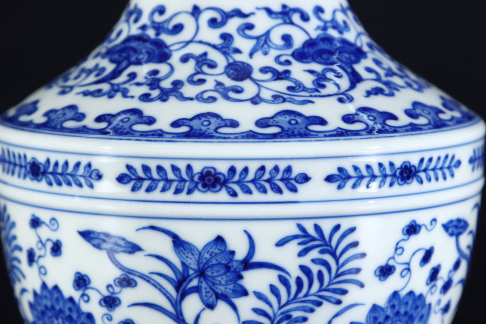 An Exquisite Blue and White Lotus Pattern Vase - 6