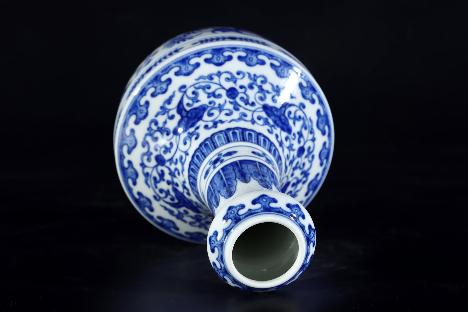 An Exquisite Blue and White Lotus Pattern Vase - 7