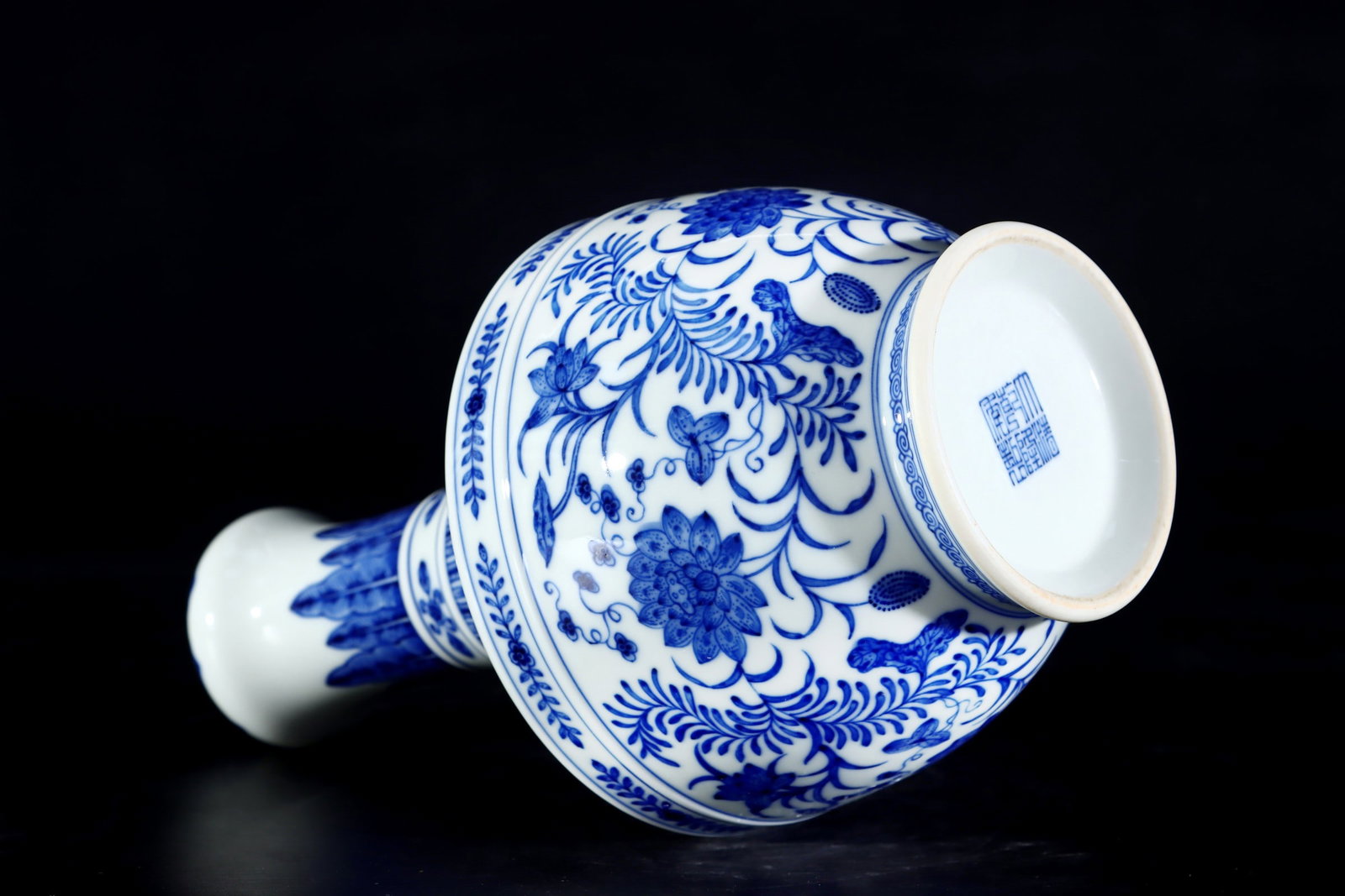 An Exquisite Blue and White Lotus Pattern Vase - 8