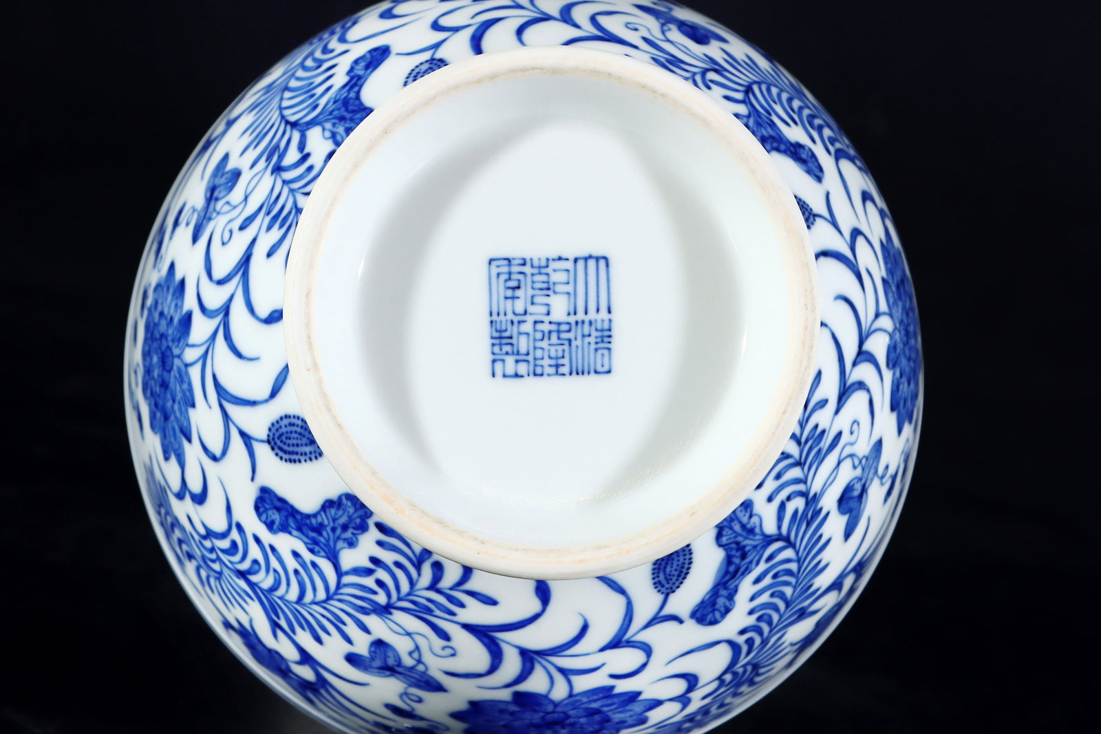 An Exquisite Blue and White Lotus Pattern Vase - 9