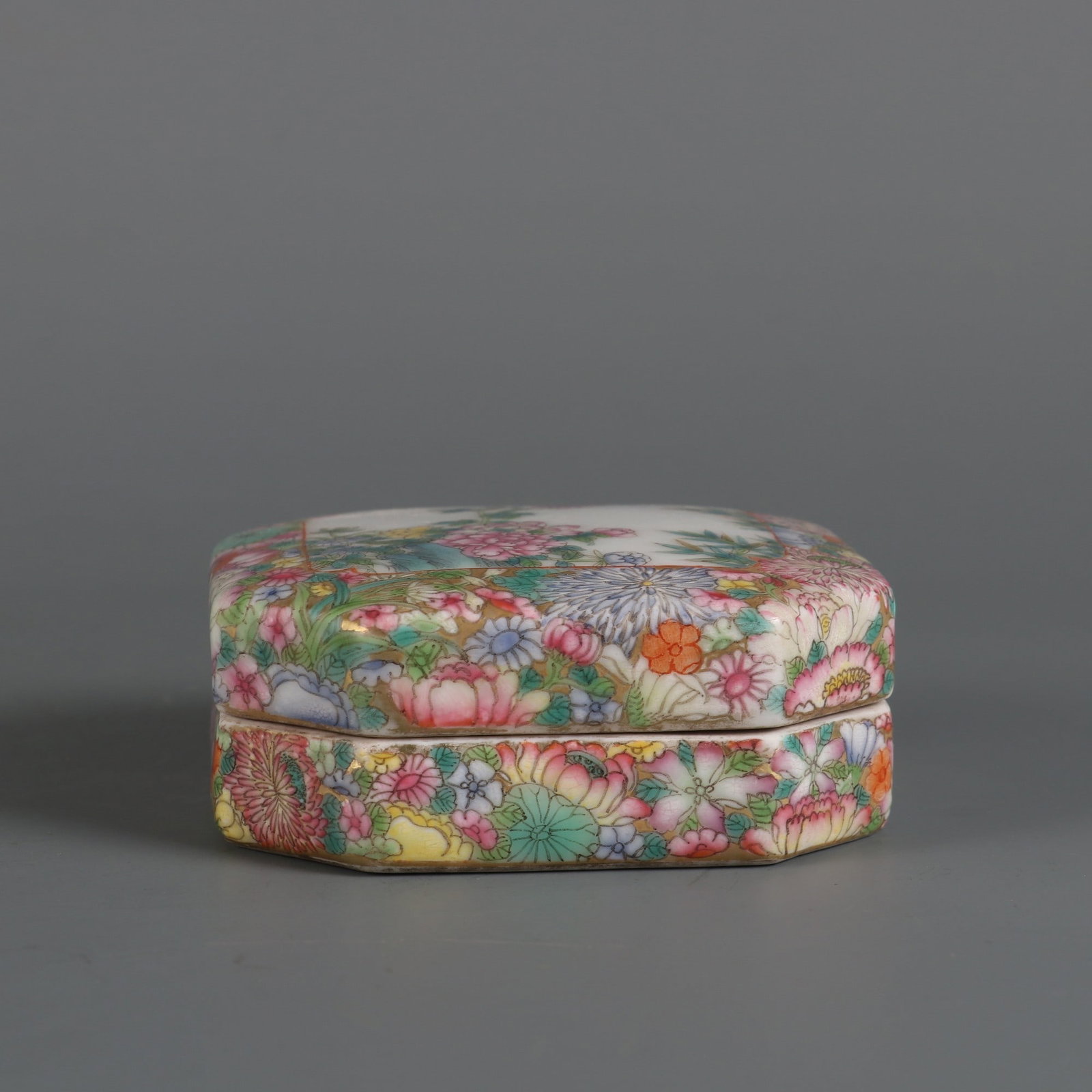An Exquisite Famille-Rose Flower Pattern Box: An Exquisite Famille-Rose Flower Pattern Box Qing Dynasty, China Qianlong Four-character Mark Size:3.3cmx7.5cm (The Dimensions Of All Batches Are Manually Measured.If You Need More Detailed