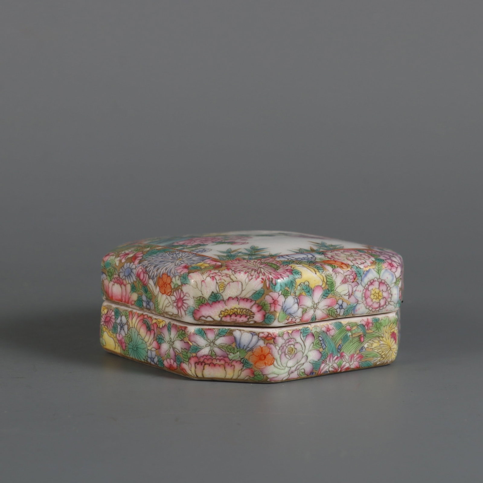 An Exquisite Famille-Rose Flower Pattern Box - 2