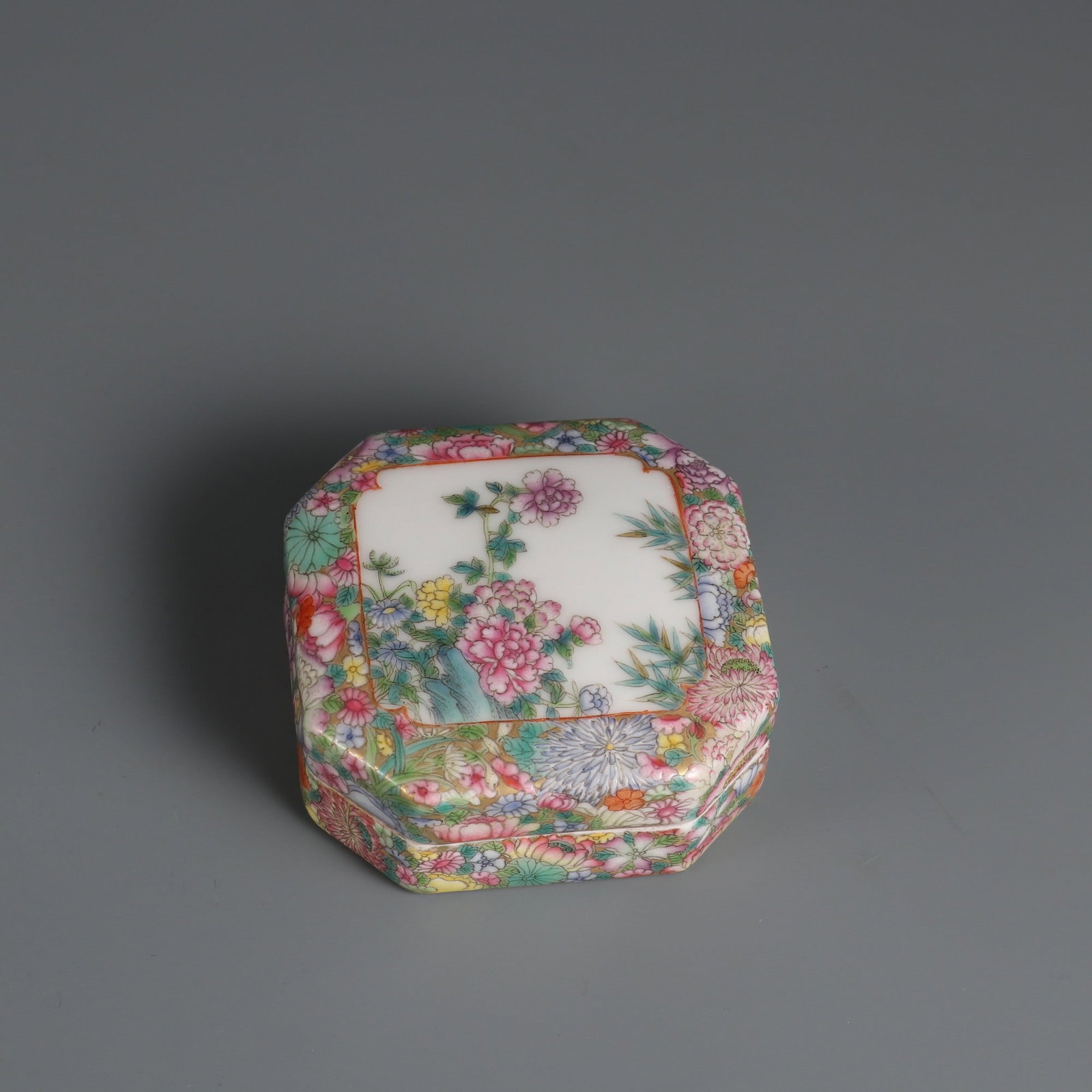 An Exquisite Famille-Rose Flower Pattern Box - 3