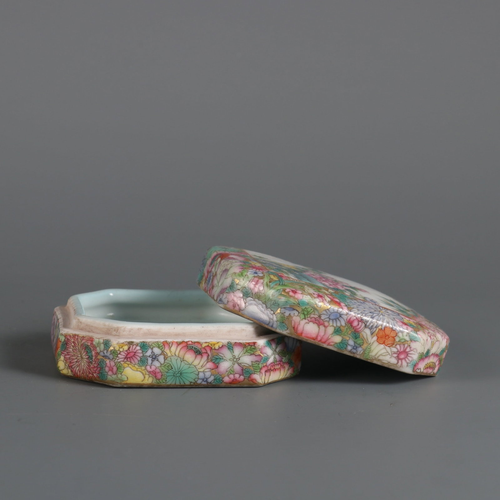 An Exquisite Famille-Rose Flower Pattern Box - 4